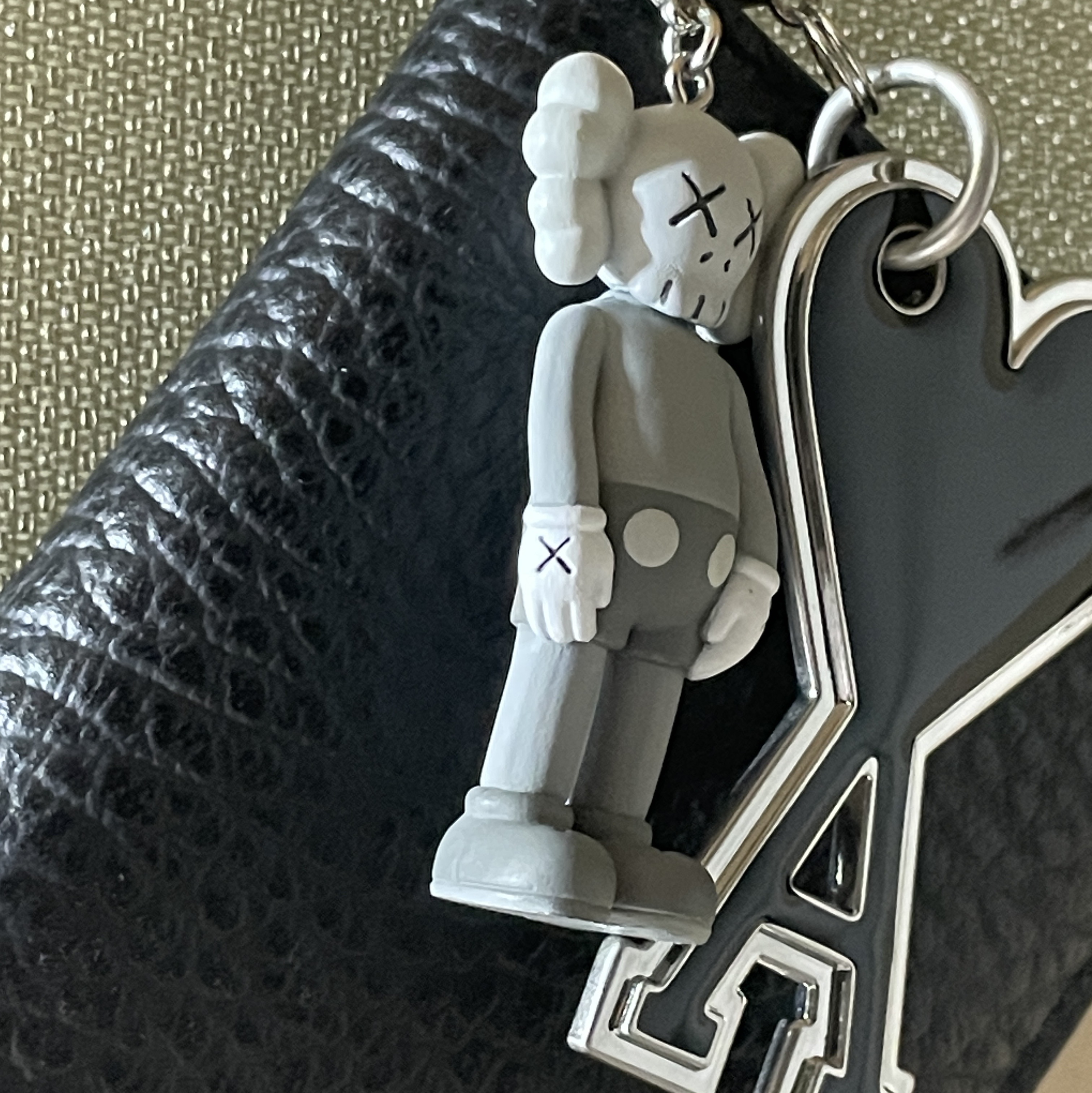 Kaws Tokyo First Companion Keychain Grey, AMI de Coeur Plain Chain Keyring Black 착용 스타일 - 2