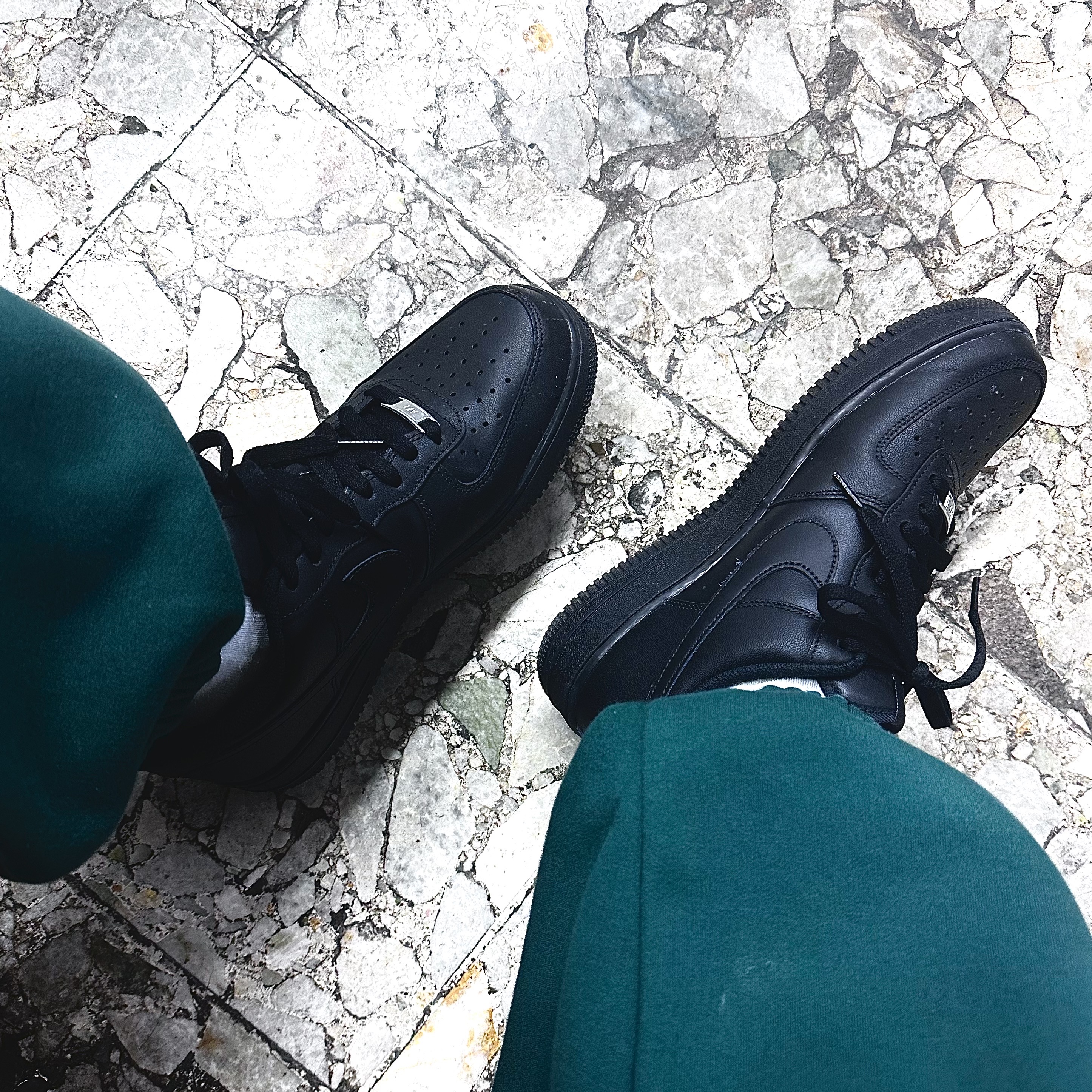 Nike Air Force 1 '07 Low Triple Black 착용 스타일