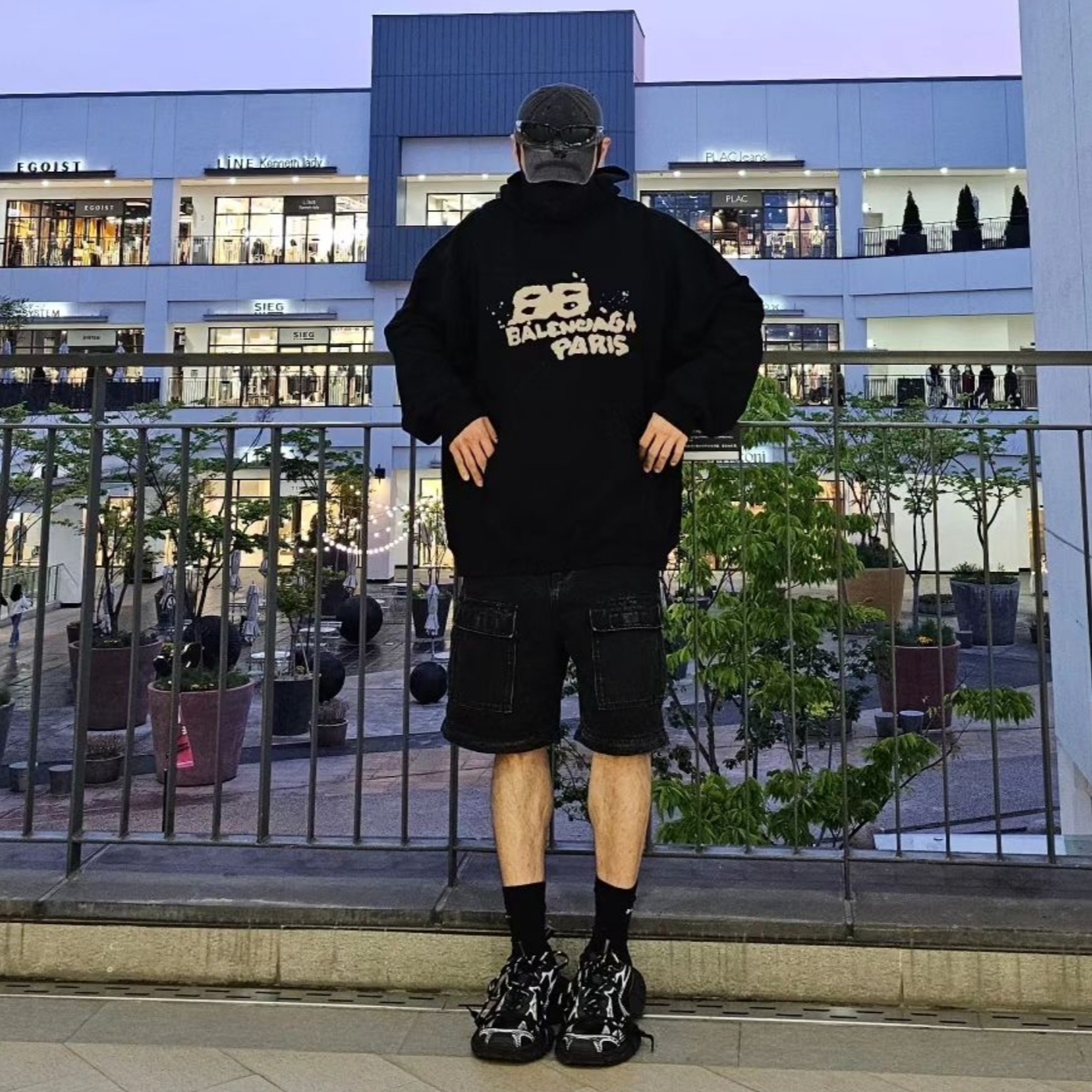 Balenciaga Hand Drawn BB Icon Hoodie Large Fit Black 착용 스타일 - 2