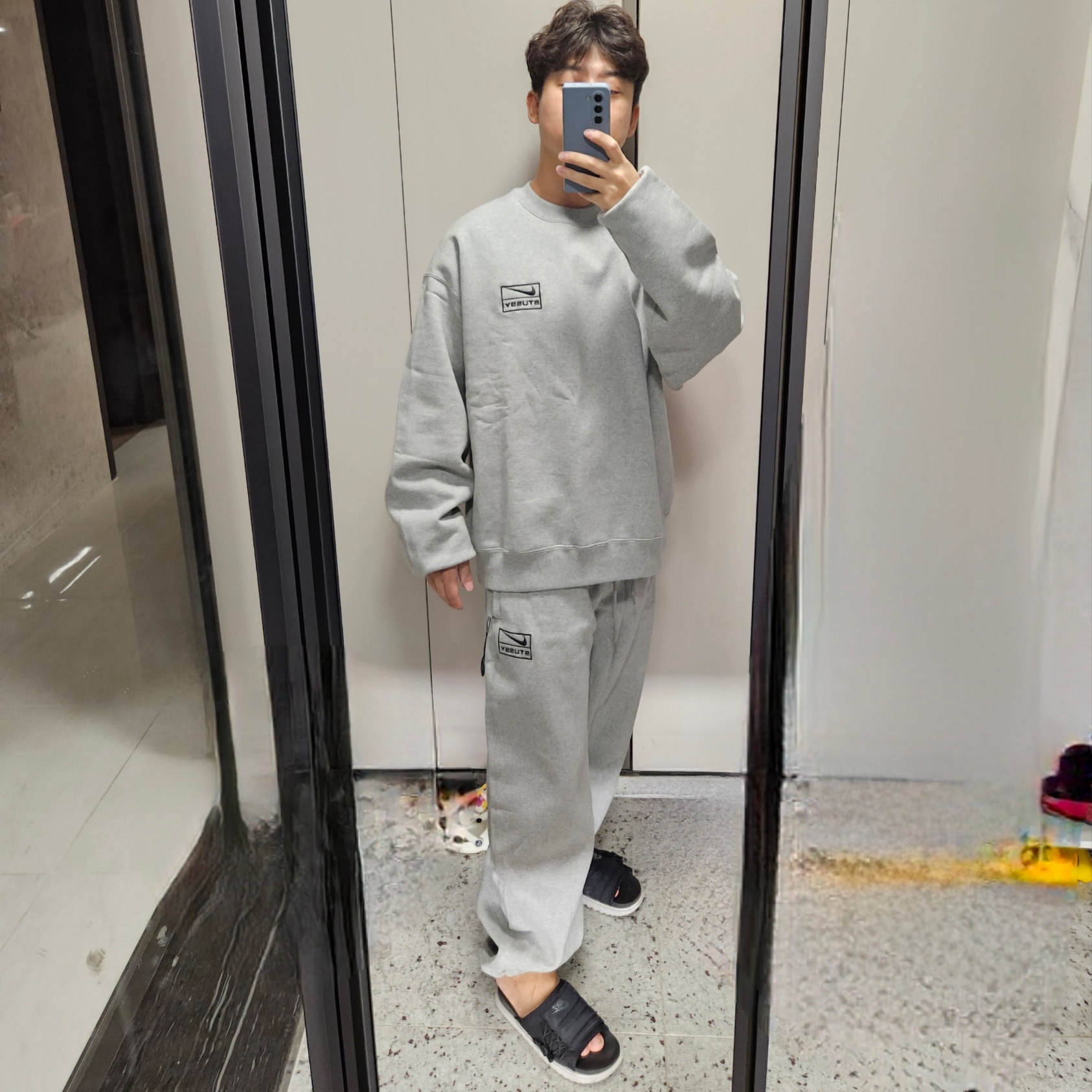 Nike x Stussy NRG Fleece Crewneck Dark Grey Heather (DO9337-063), Nike x Stussy NRG RA Fleece Pants Dark Grey Heather (DJ9490-063) 착용 스타일 - 2