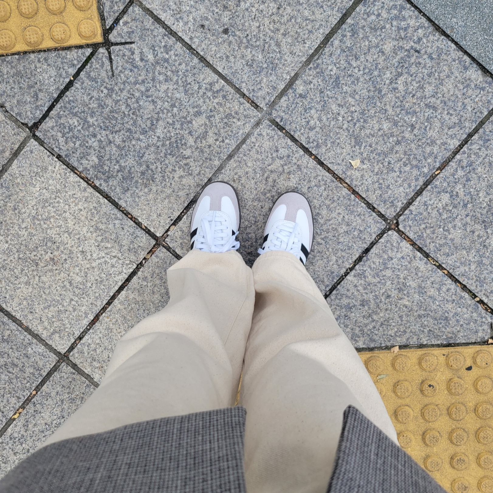 Adidas Samba OG Cloud White 착용 스타일 - 2