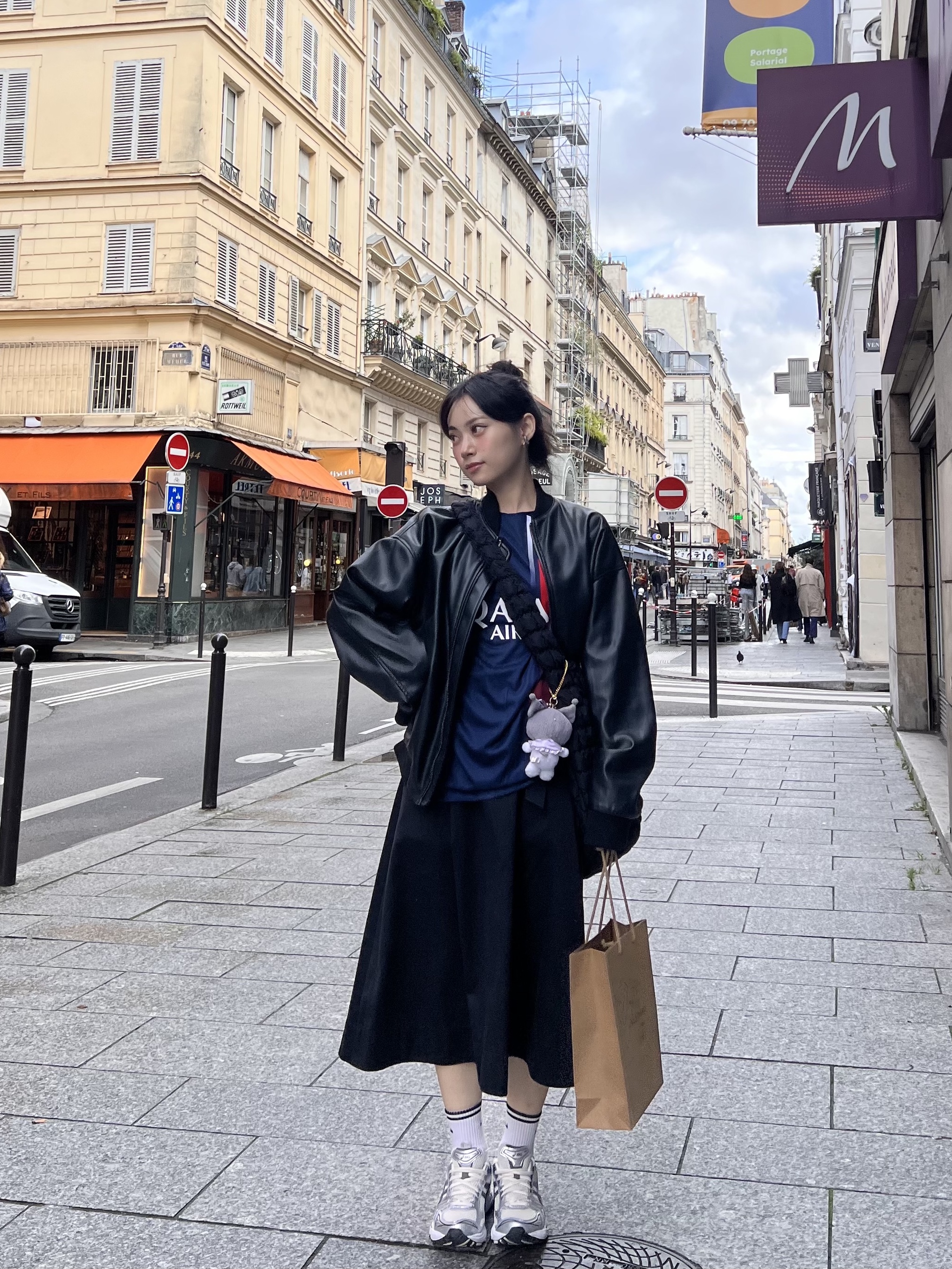 COS Quilted Oversized Shoulder Bag Black, Asics Gel-Kayano 14 Cream Black 착용 스타일 - 3