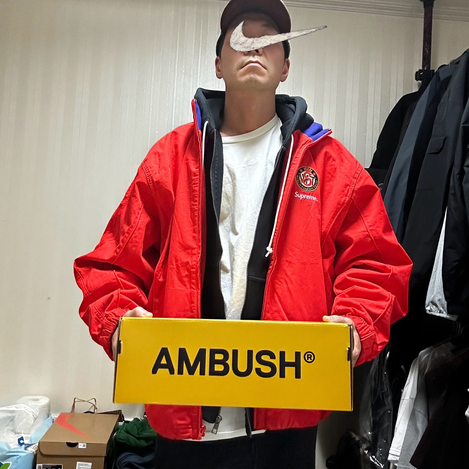 Supreme x Umbro Cotton Ripstop Track Jacket Red - 23FW, Supreme Suede Visor Camp Cap Light Olive - 23SS 착용 스타일