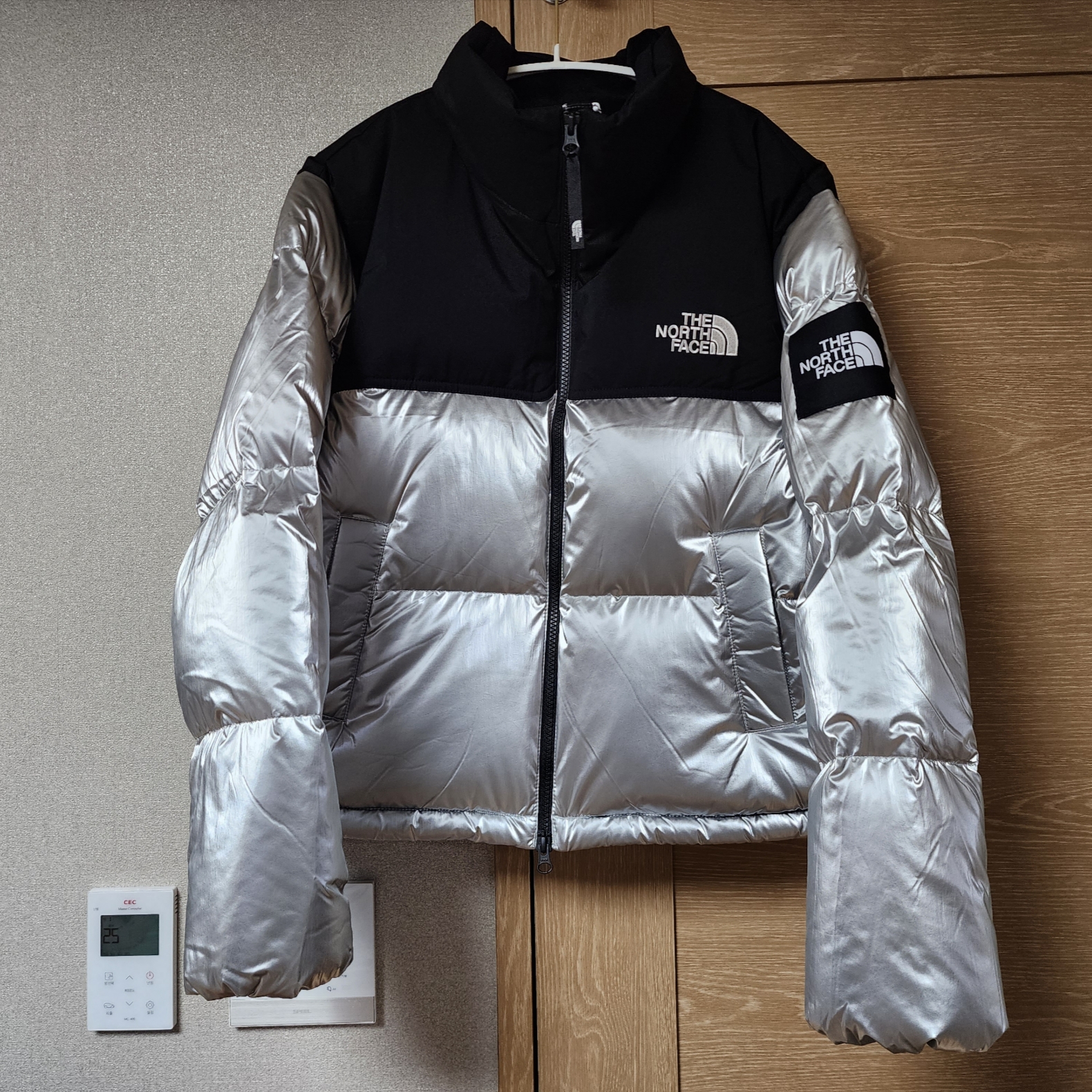 (W) The North Face White Label Novelty Nuptse Down Jacket Silver 착용 스타일 - 3