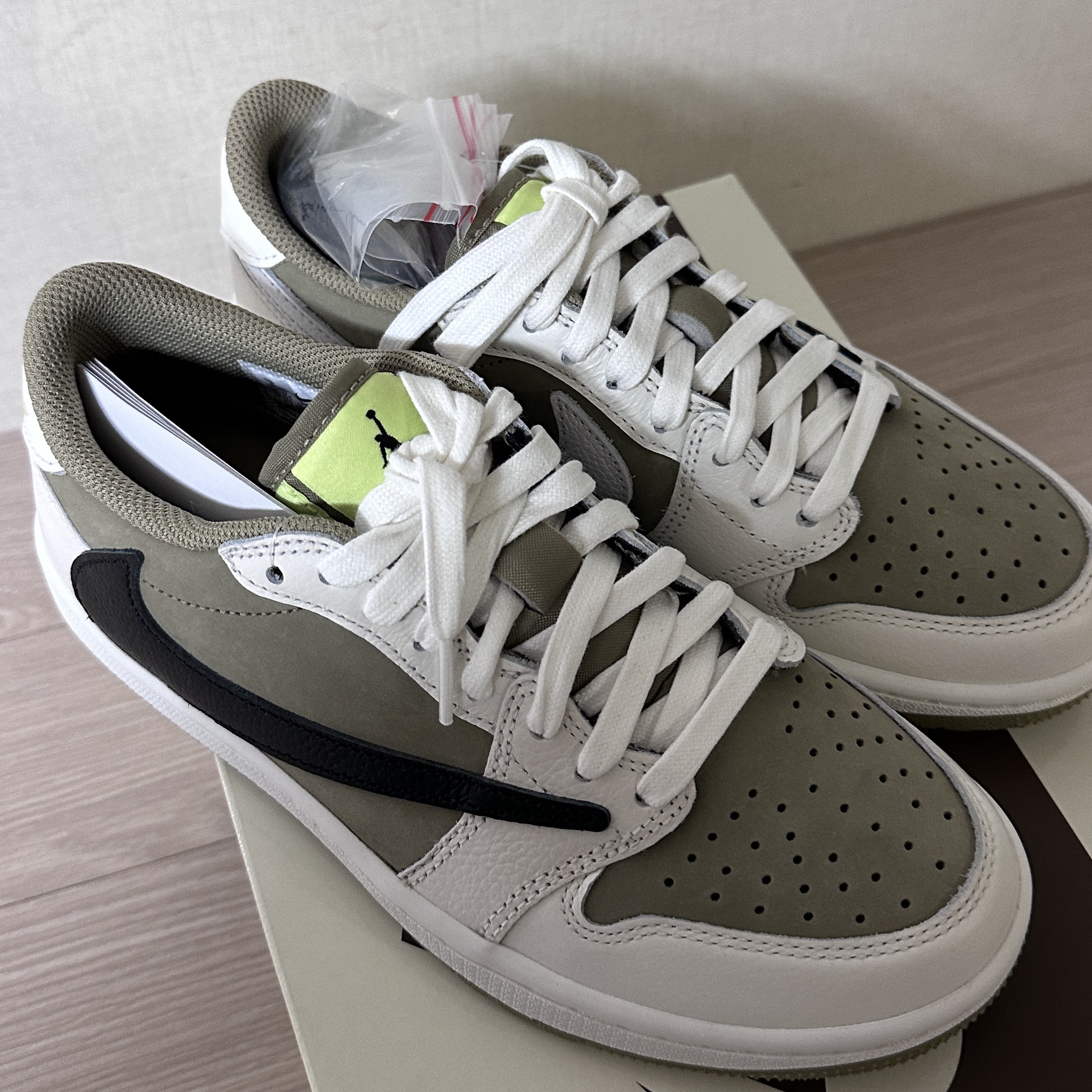 Jordan 1 x Travis Scott Retro Low Golf NRG Neutral Olive 착용 스타일 - 1