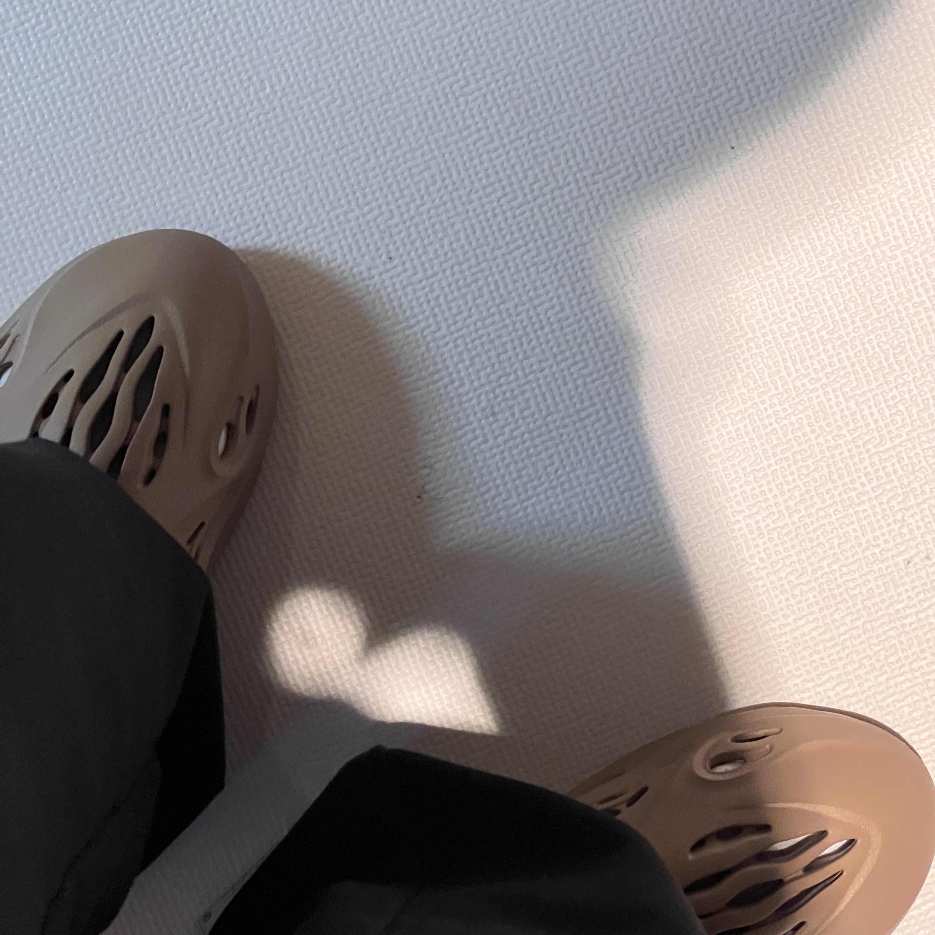 Adidas Yeezy Foam RNNR Clay Taupe 착용 스타일 - 1