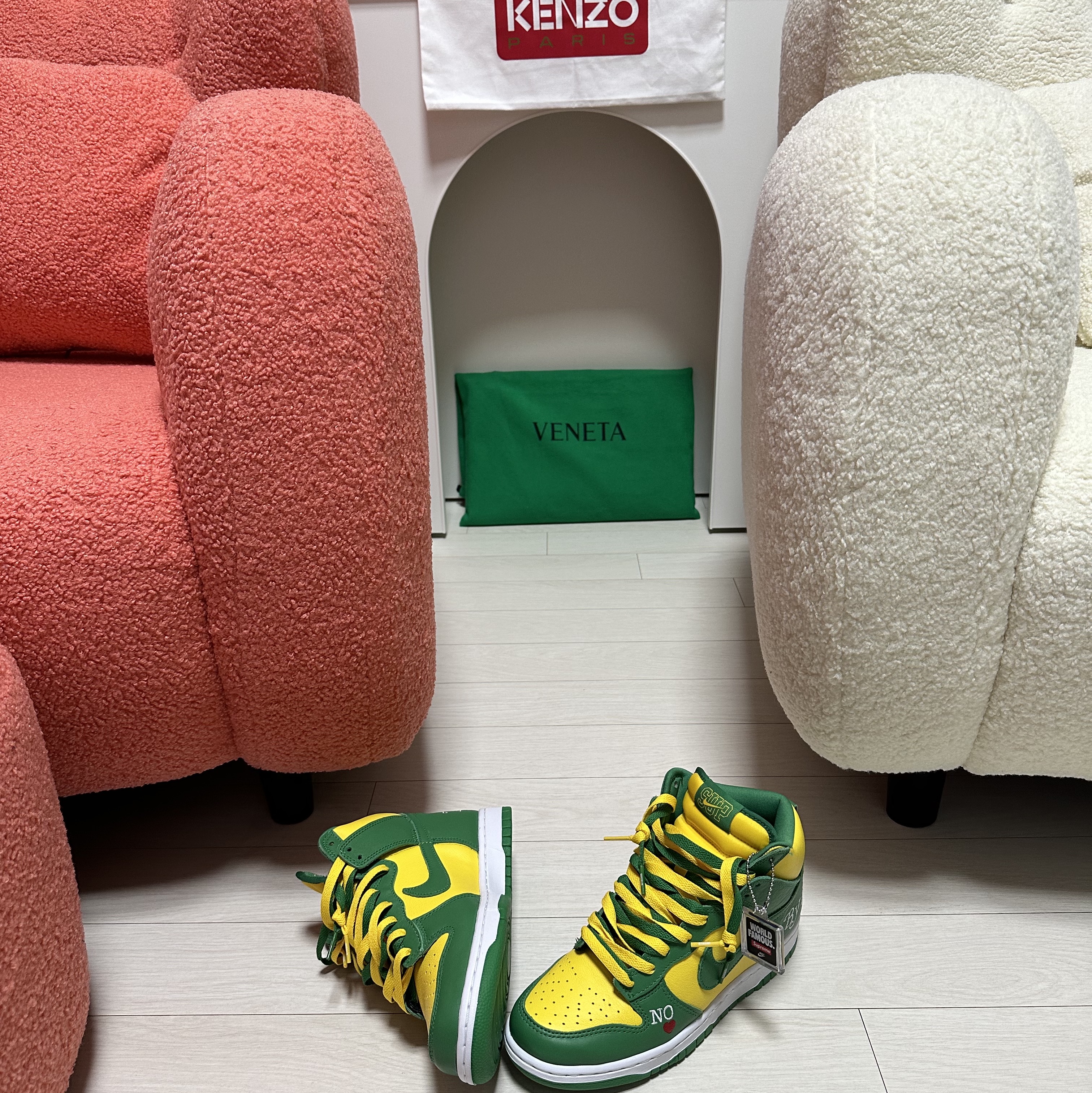 Nike x Supreme SB Dunk High OG QS By Any Means Varsity Maize Pine Green, Kenzo Paris Baseball Cap Beige 착용 스타일 - 1