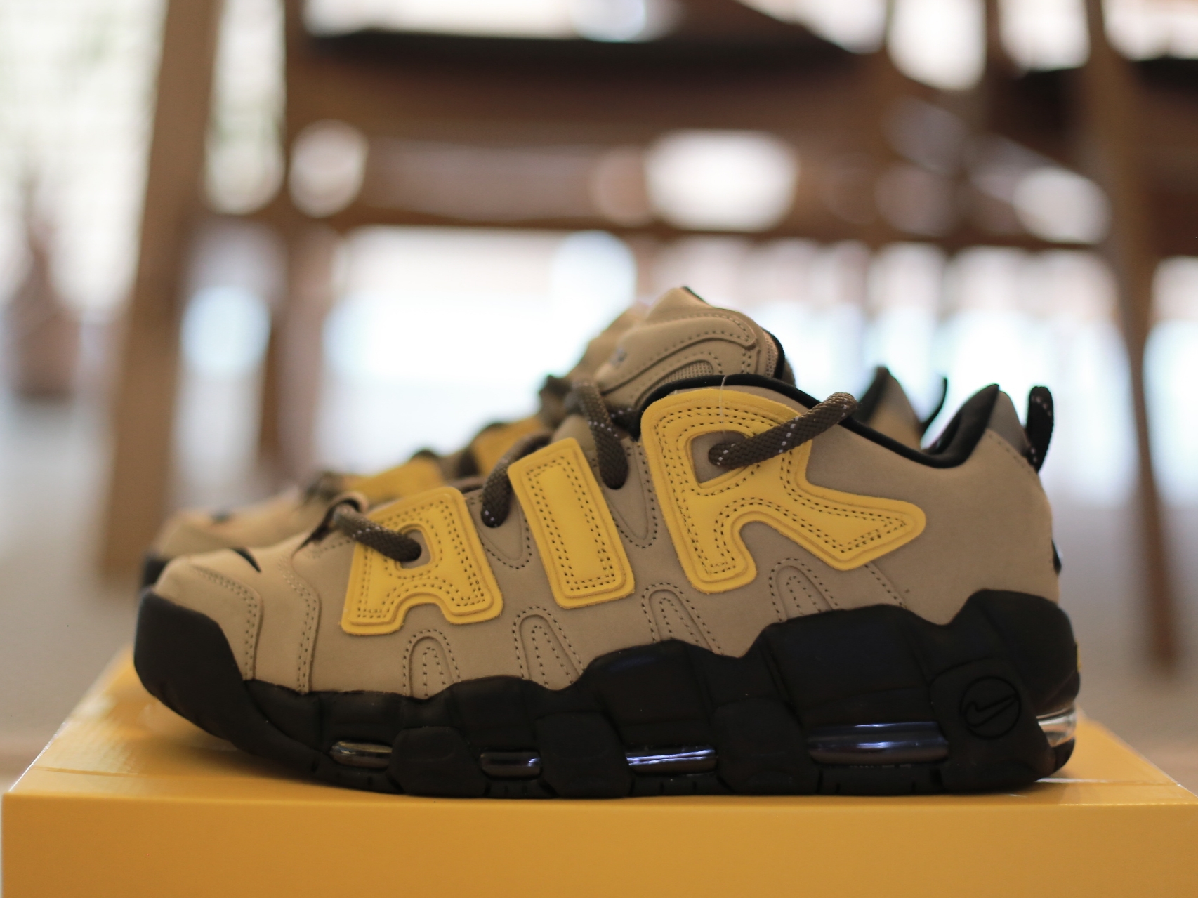 Nike x Ambush Air More Uptempo Low Vivid Sulfur and Limestone 착용 스타일 - 1
