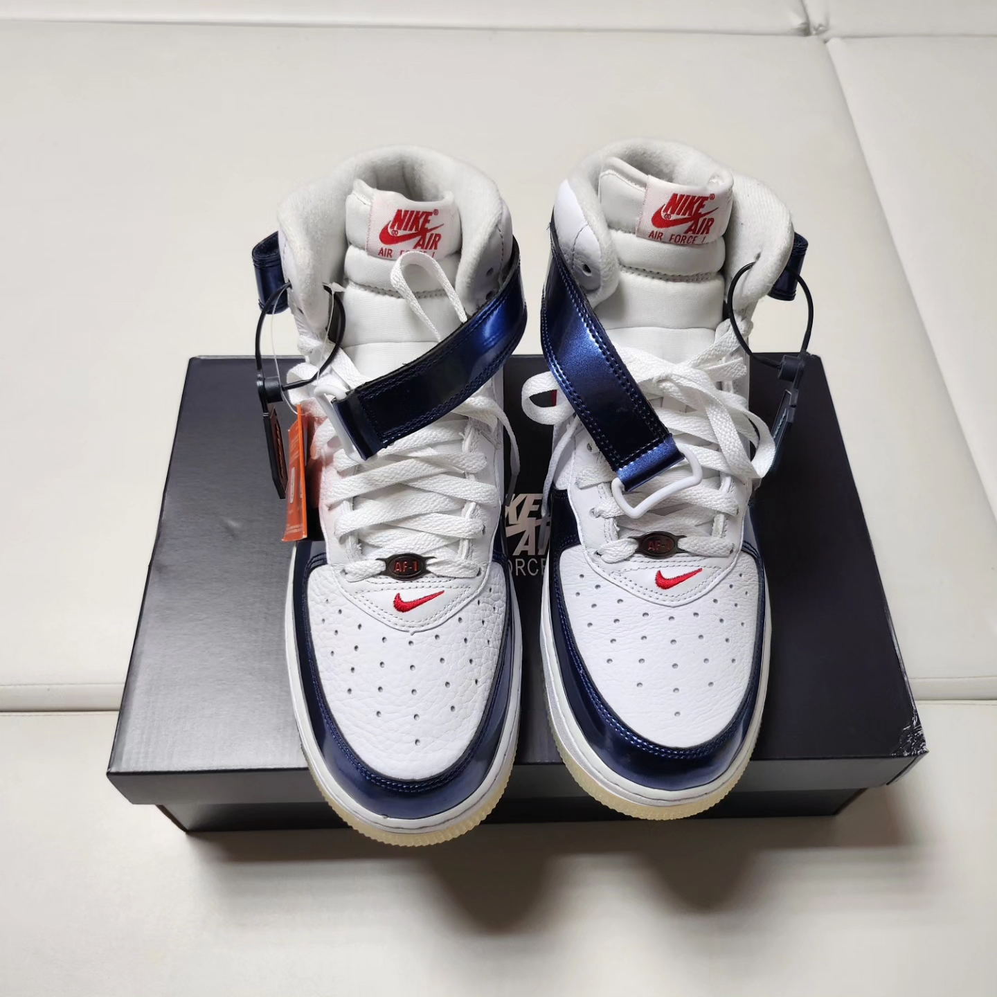 Nike Air Force 1 Mid QS University Red and Midnight Navy 착용 스타일 - 3