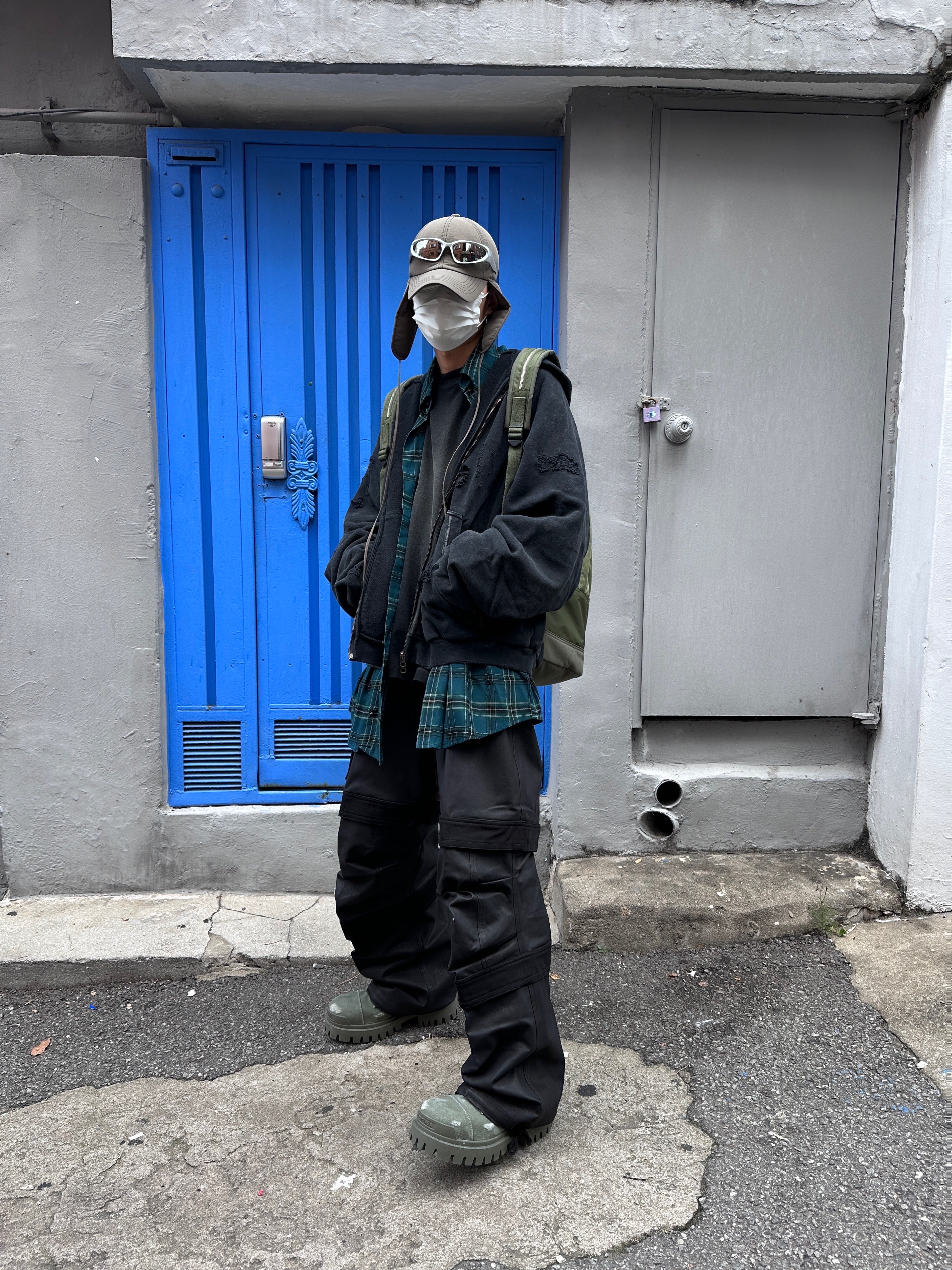 Farfromwhat Far Layered Work Pants Coated Black, Nonnod x Shinsegae Distressed Zip-Up Hoodie Washed Black 착용 스타일 - 1