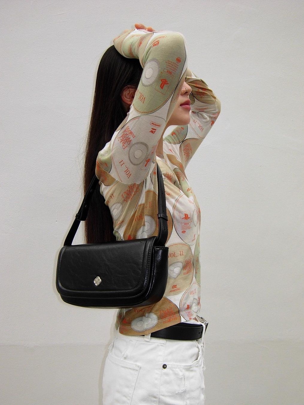 Heeari Women Peony Baguette Bag Black 착용 스타일 - 1