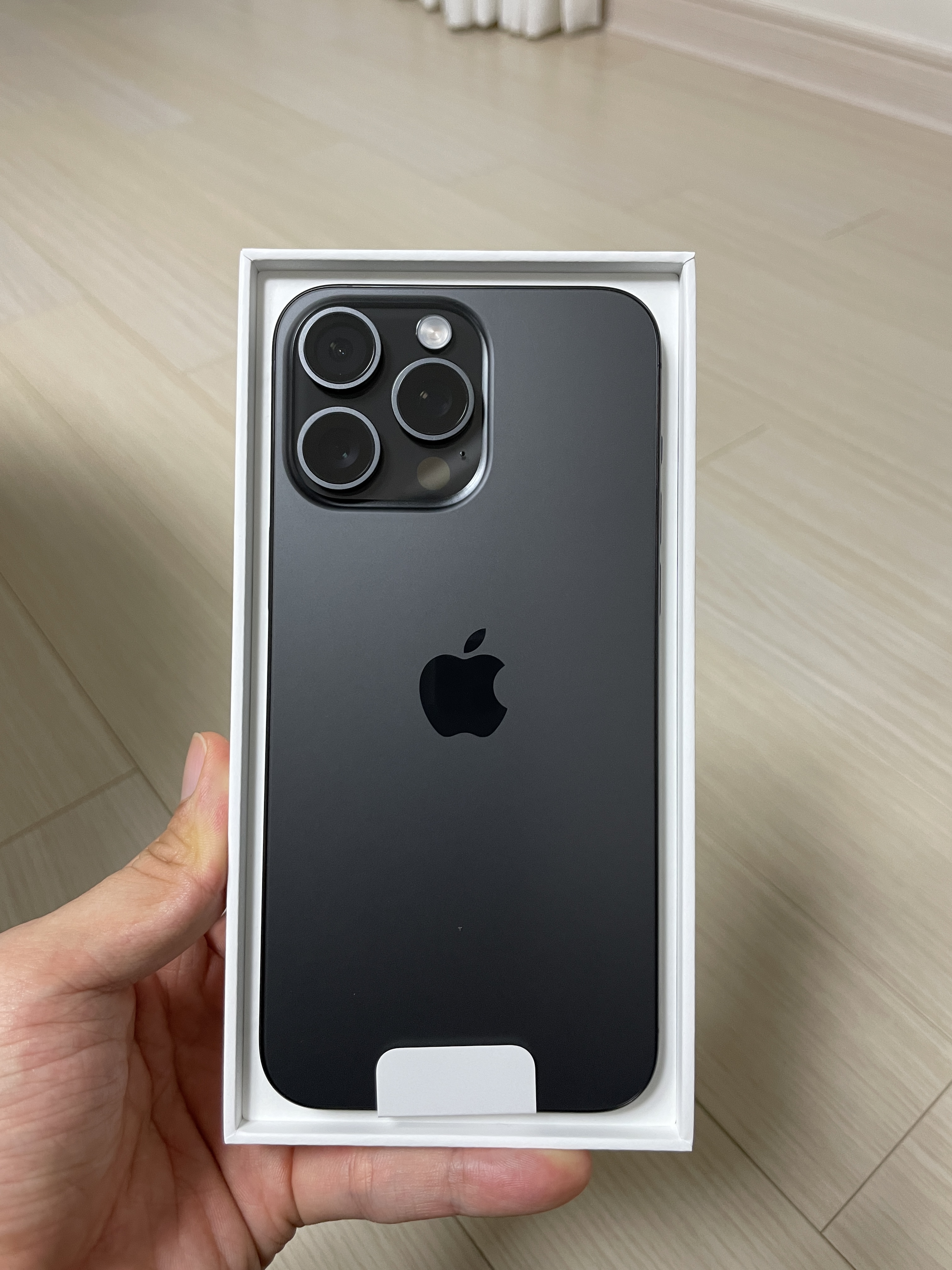 Apple iPhone 15 Pro Max 256GB Black Titanium (Korean Ver.) 착용 스타일