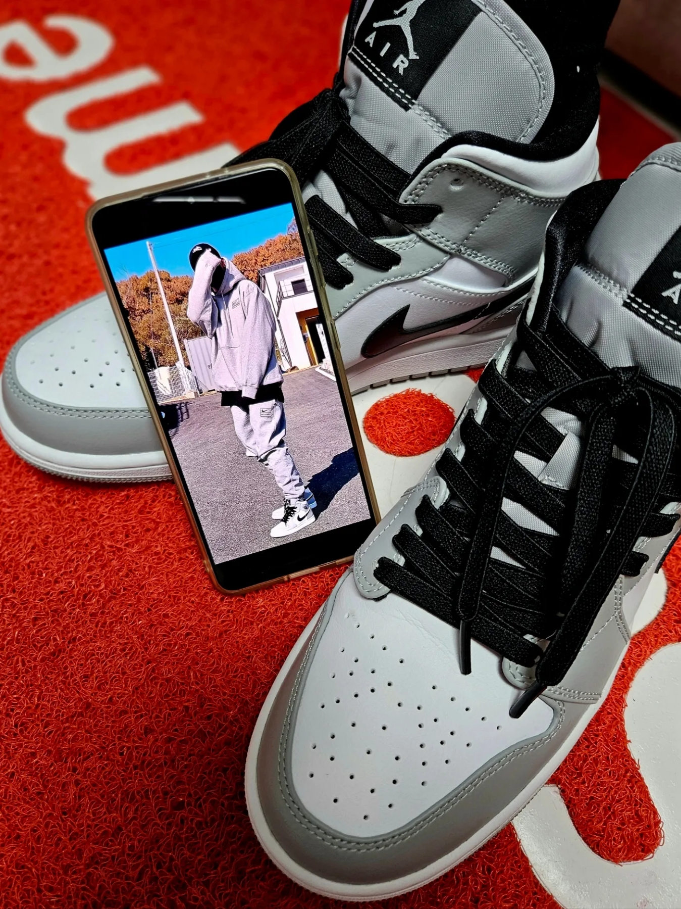 Jordan 1 Mid Light Smoke Grey 착용 스타일 - 3