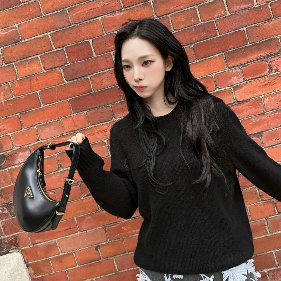 Prada Arque Leather Shoulder Bag Black 착용 스타일 - 4