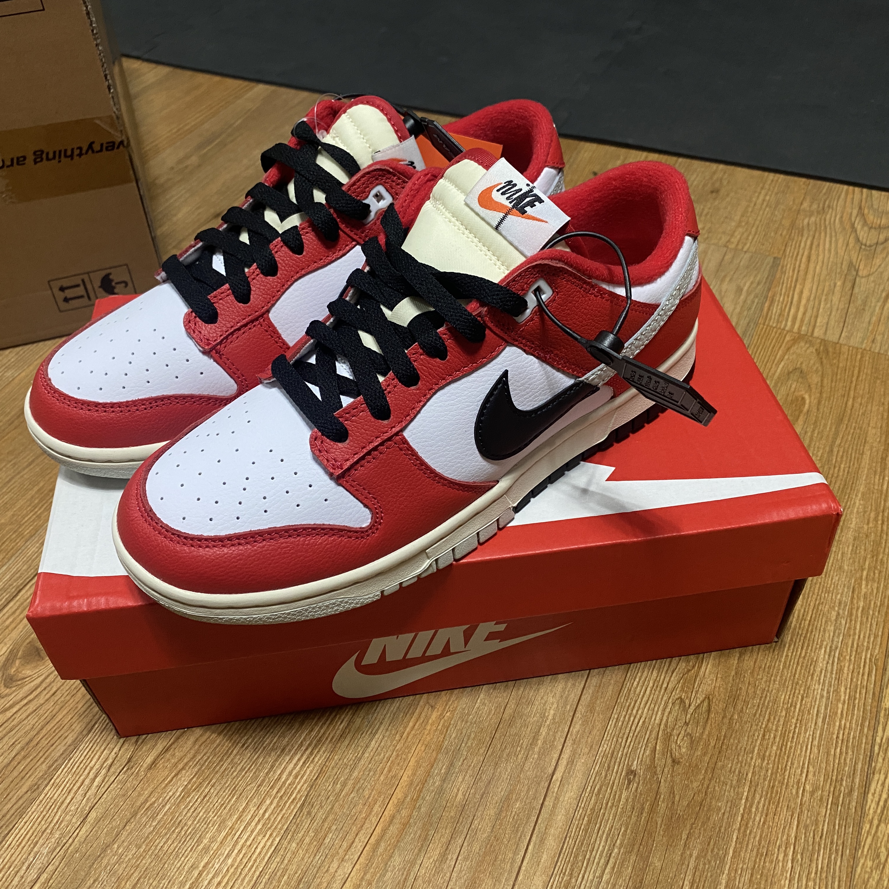 Nike Dunk Low Retro PRM University Red Black 착용 스타일