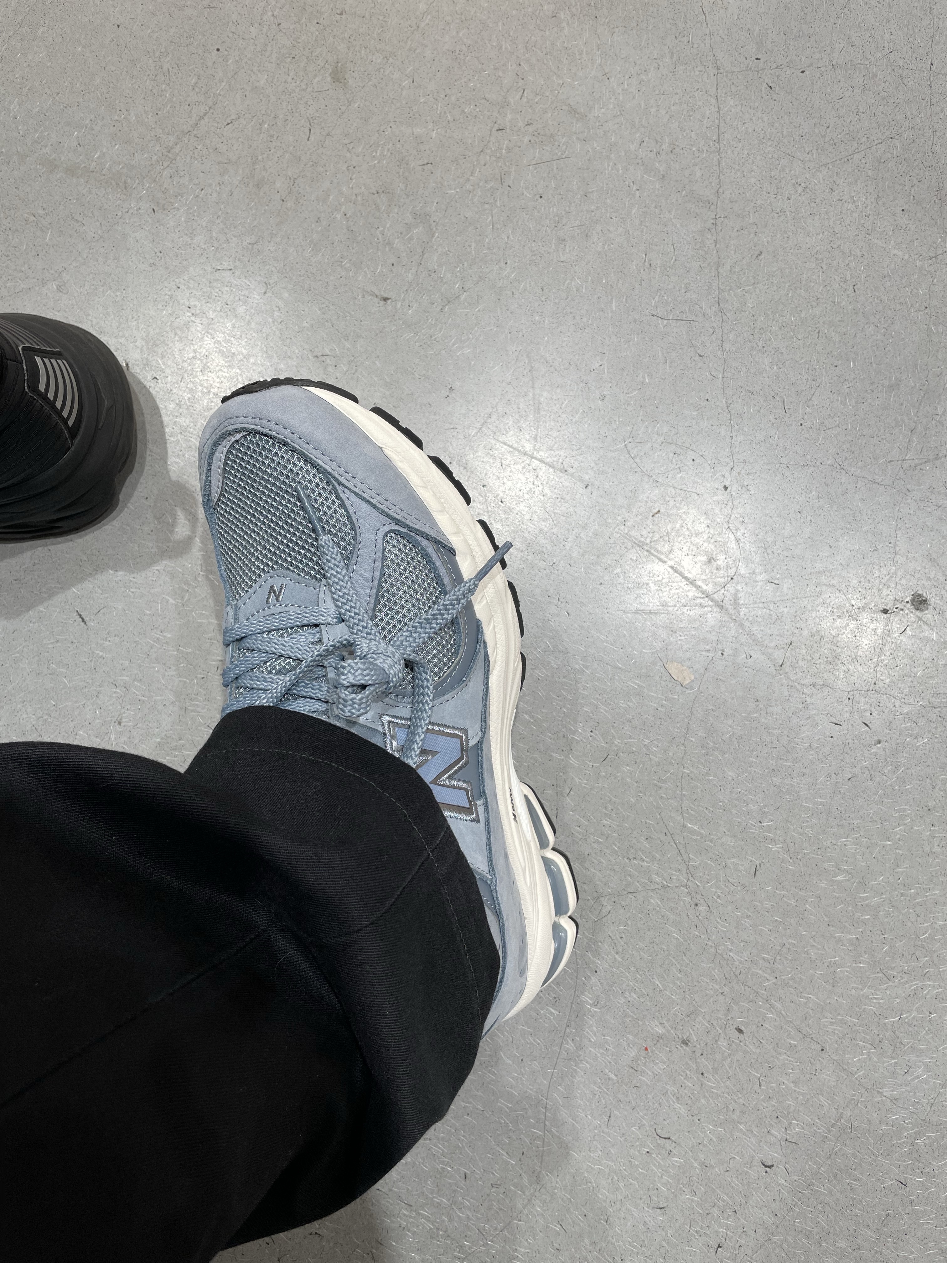 New Balance 2002R Rain Cloud 착용 스타일 - 3