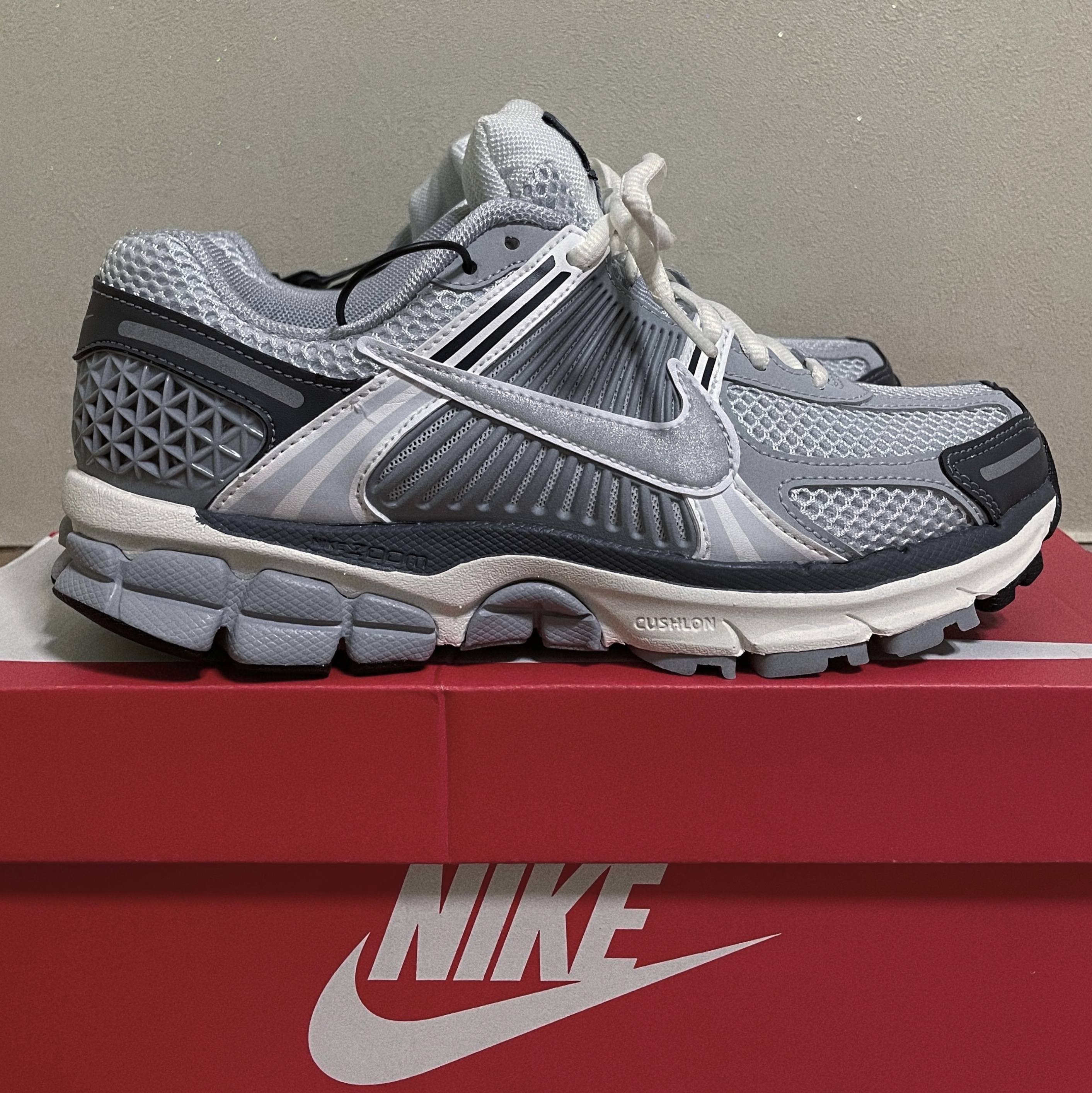 (W) Nike Zoom Vomero 5 Pure Platinum Metallic Silver 착용 스타일
