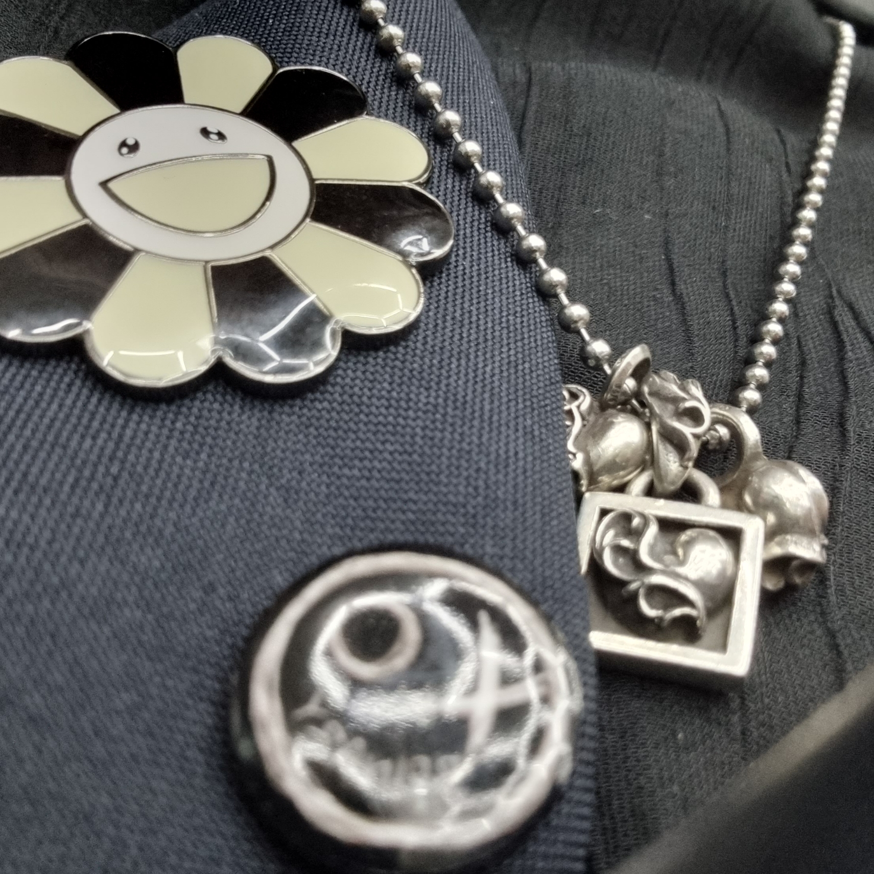 Kaikai Kiki Flower Pin 37mm Gray Black 착용 스타일