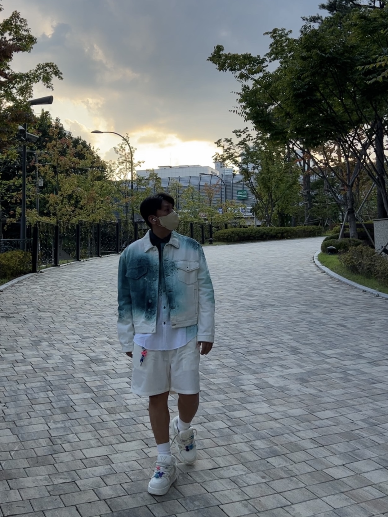 Louis Vuitton LV Trainer Maxi Sneakers White, Louis Vuitton LV Spray Denim Jacket Multicolor 착용 스타일