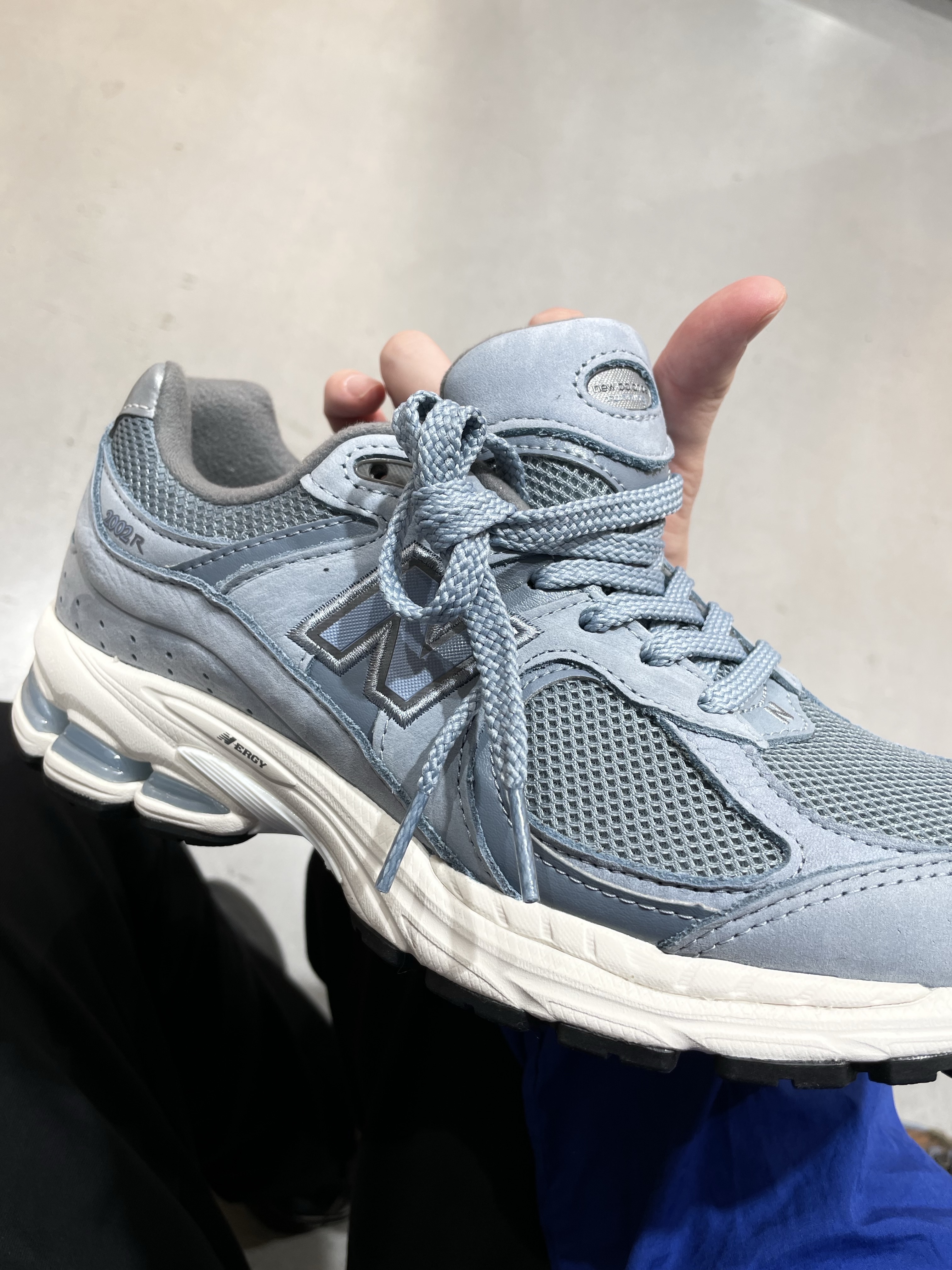 New Balance 2002R Rain Cloud 착용 스타일 - 2