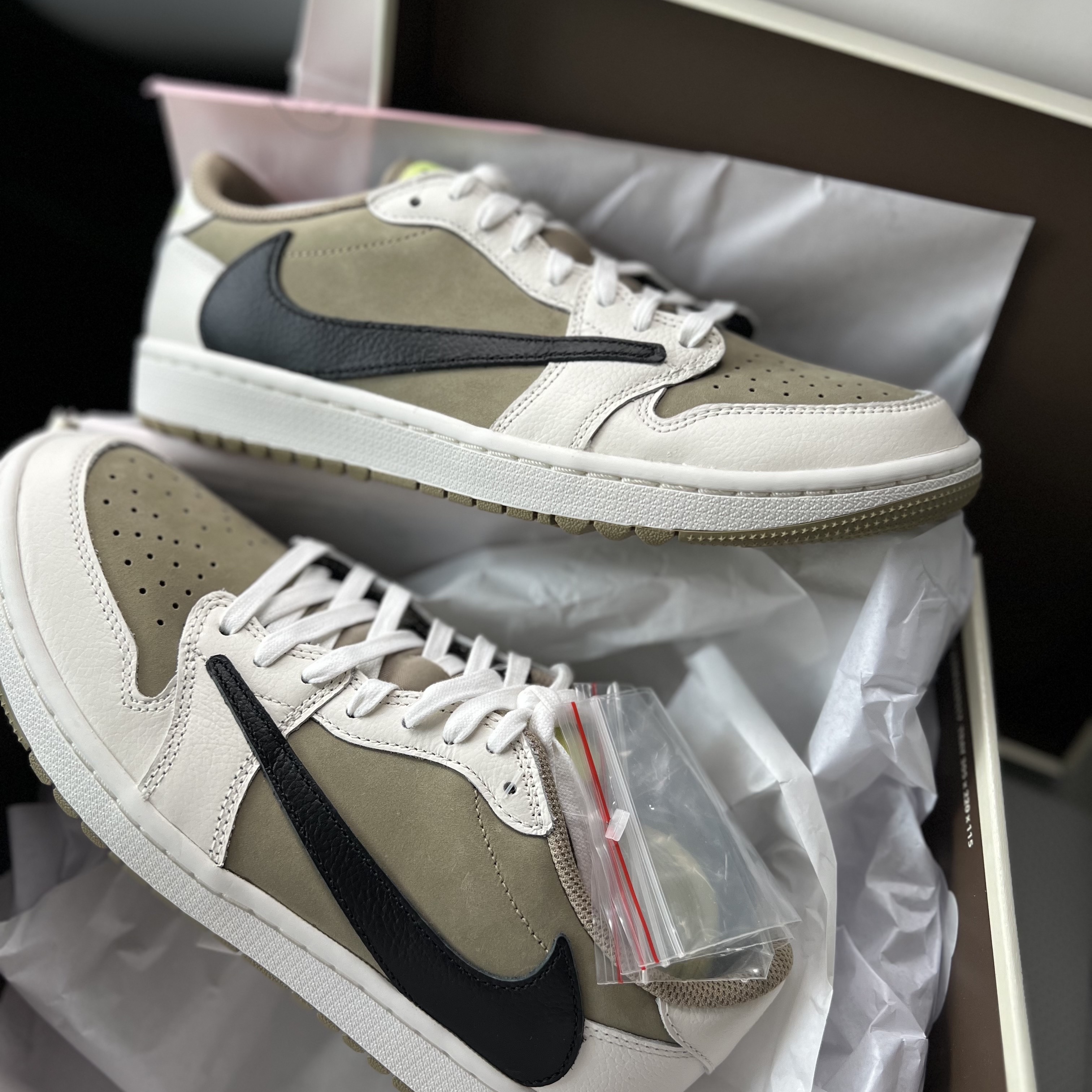 Jordan 1 x Travis Scott Retro Low Golf NRG Neutral Olive 착용 스타일 - 5