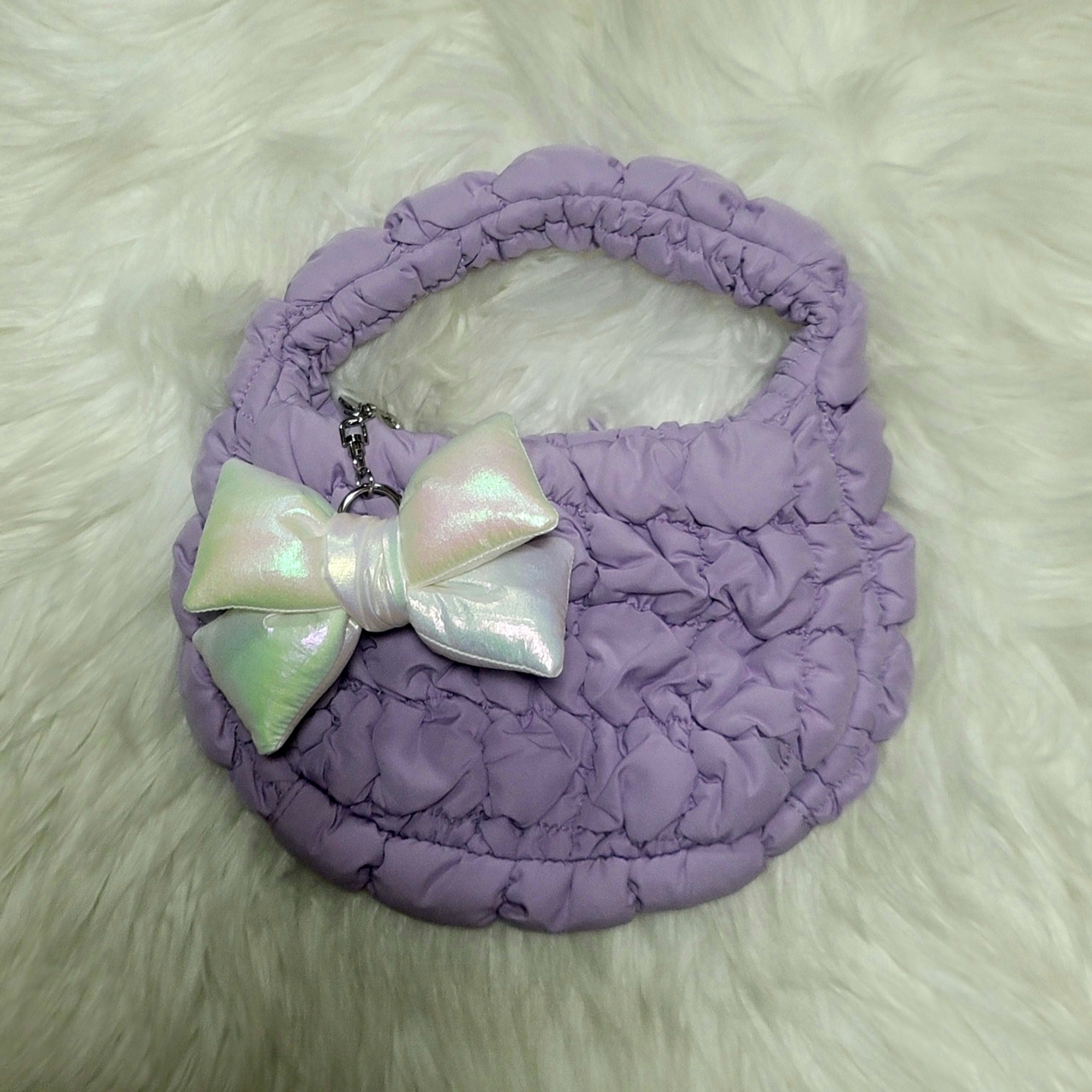 COS Quilted Micro Bag Purple, [KREAM 단독] Bloomingtale Padded Ribbon Keyring White 착용 스타일