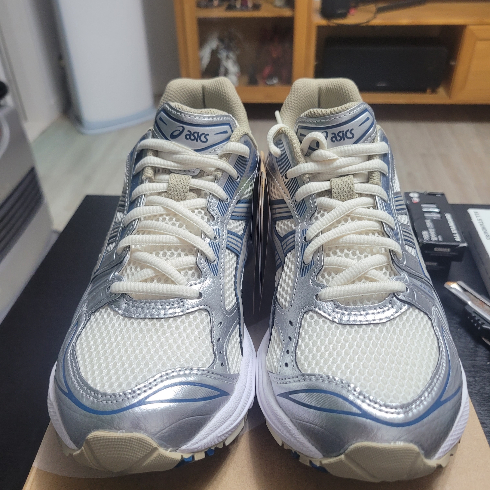 Asics Gel-Kayano 14 Cream Pure Silver 착용 스타일 - 2