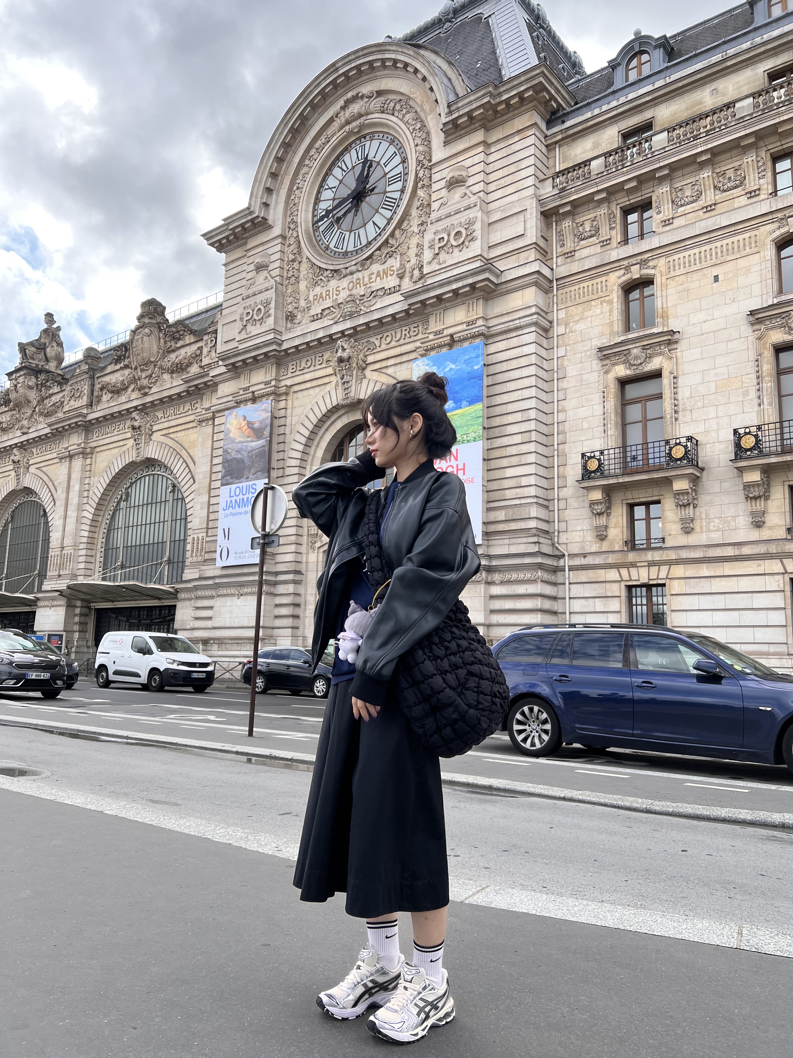 COS Quilted Oversized Shoulder Bag Black, Asics Gel-Kayano 14 Cream Black 착용 스타일 - 1