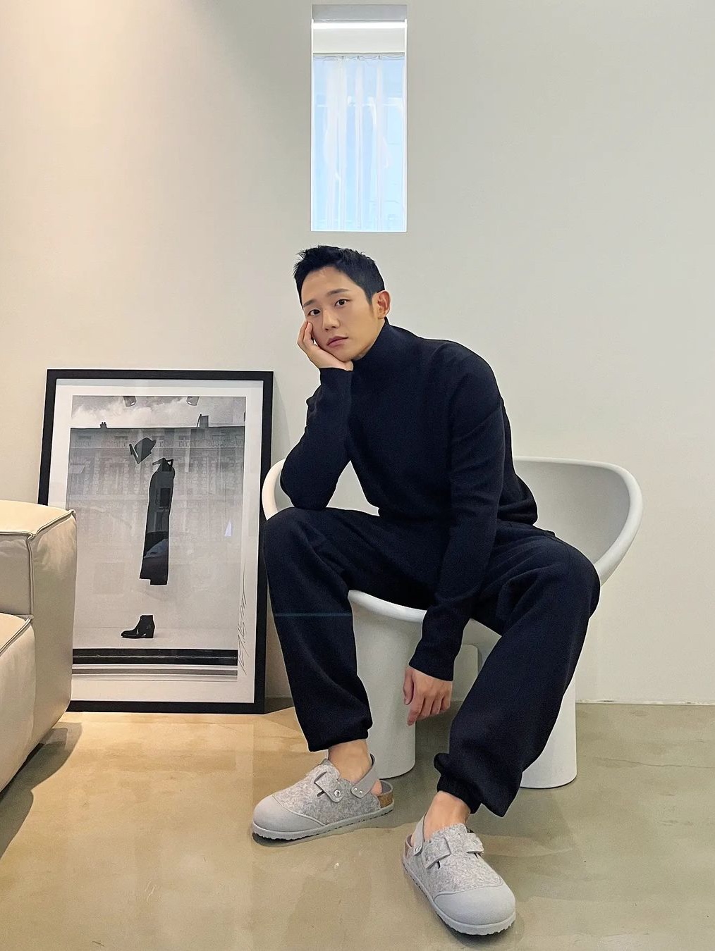 Dior Hit The Road Backpack Dior Gray CD Diamond Canvas, Dior x Birkenstock Tokio Mule Felted Wool Embroidered with Flowers and Nubuck Calfskin Grey 착용 스타일 - 3