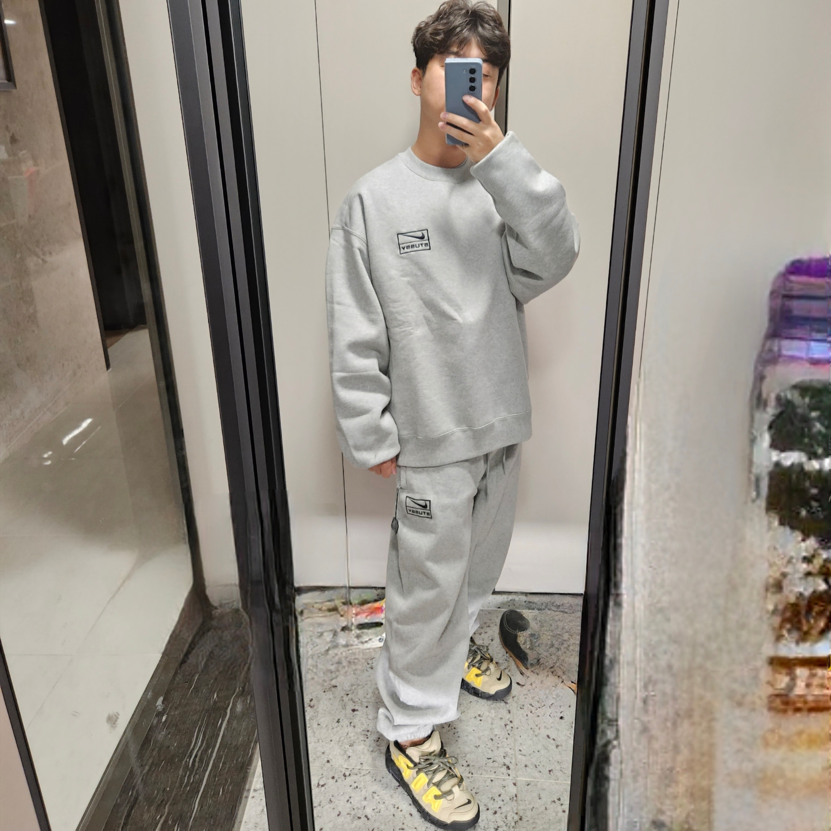 Nike x Stussy NRG Fleece Crewneck Dark Grey Heather (DO9337-063), Nike x Stussy NRG RA Fleece Pants Dark Grey Heather (DJ9490-063) 착용 스타일 - 1