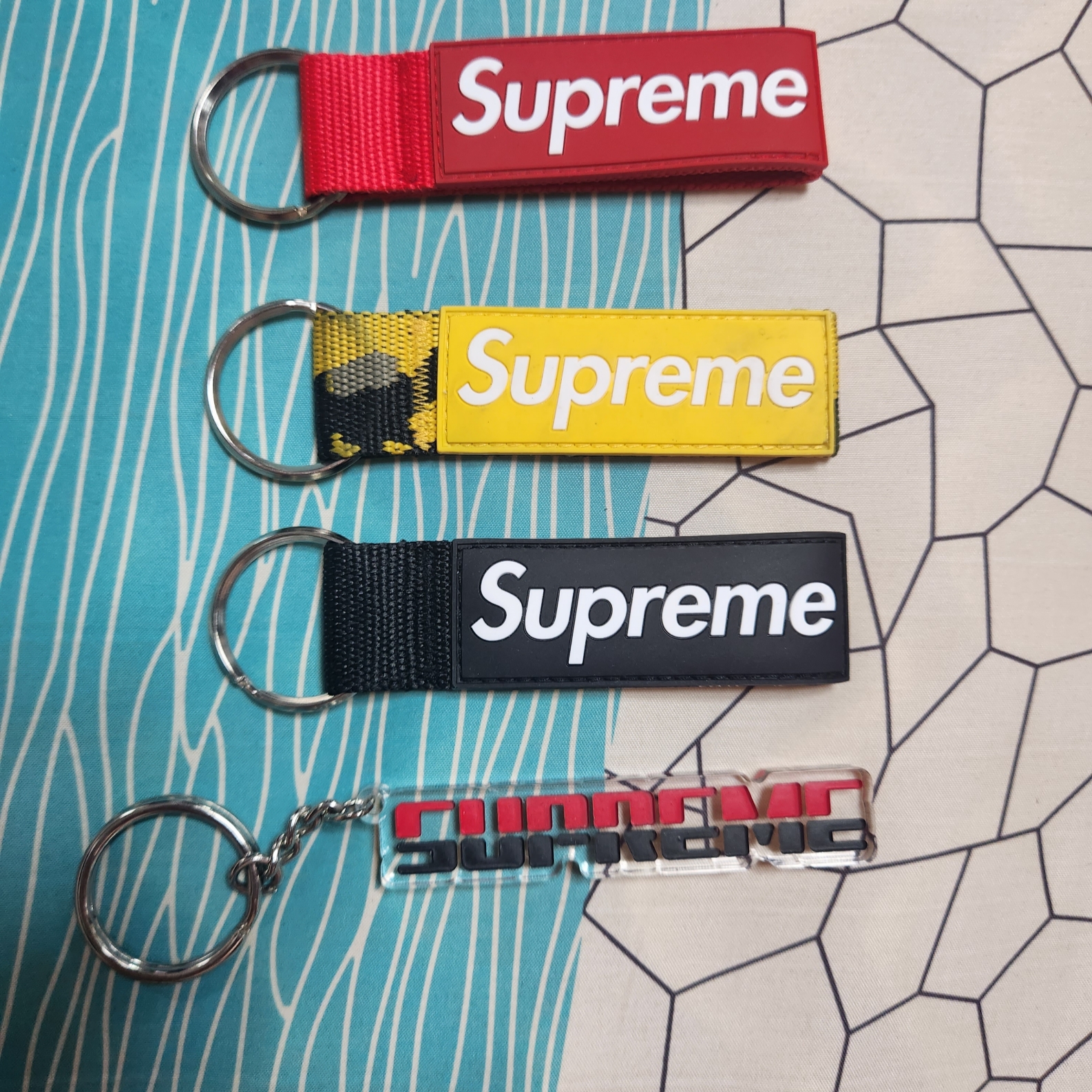 Supreme Webbing Keychain Black - 23SS, Supreme Webbing Keychain Red - 23SS 착용 스타일