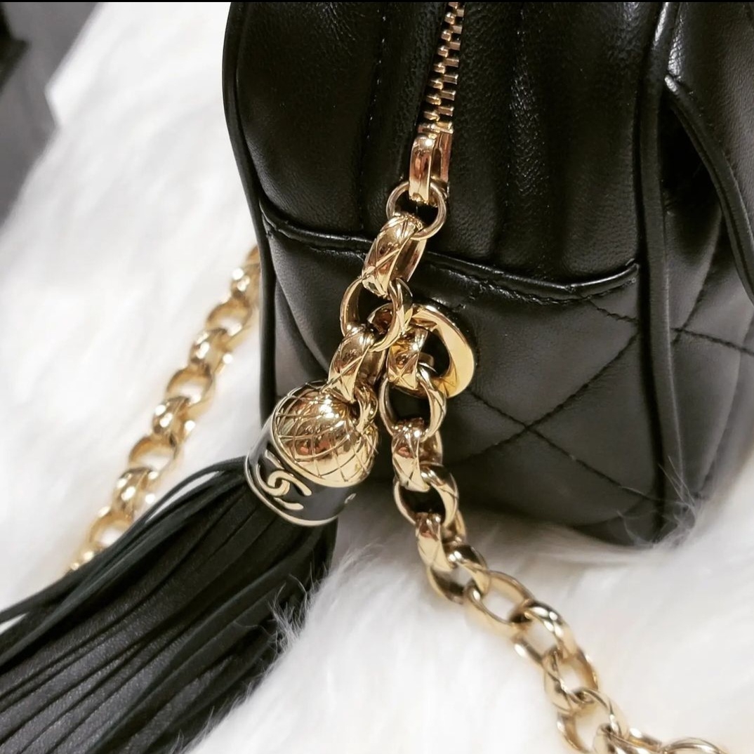 Chanel Camera Case Lambskin & Gold Black 착용 스타일 - 4