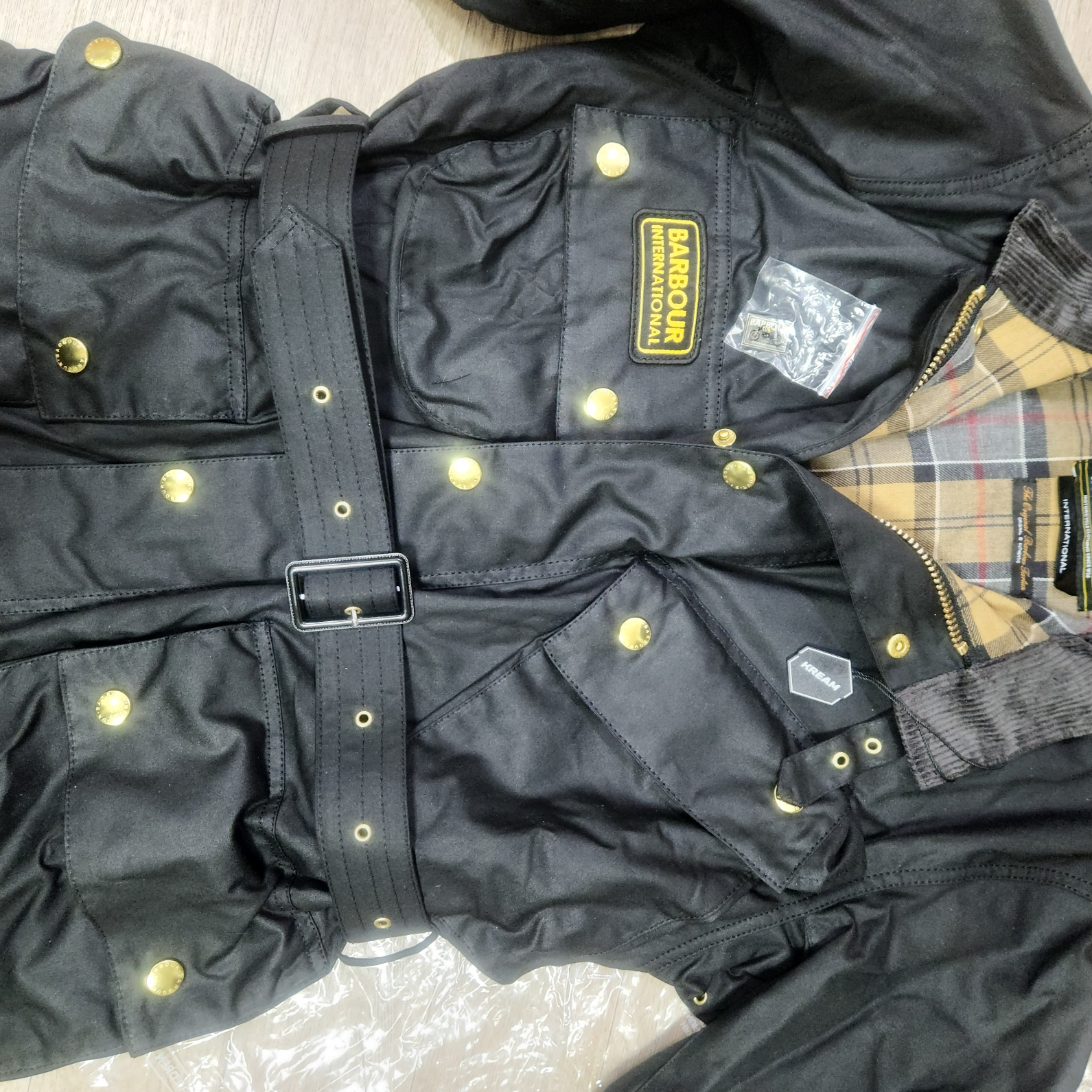 Barbour International Original Wax Jacket Black 착용 스타일 - 4