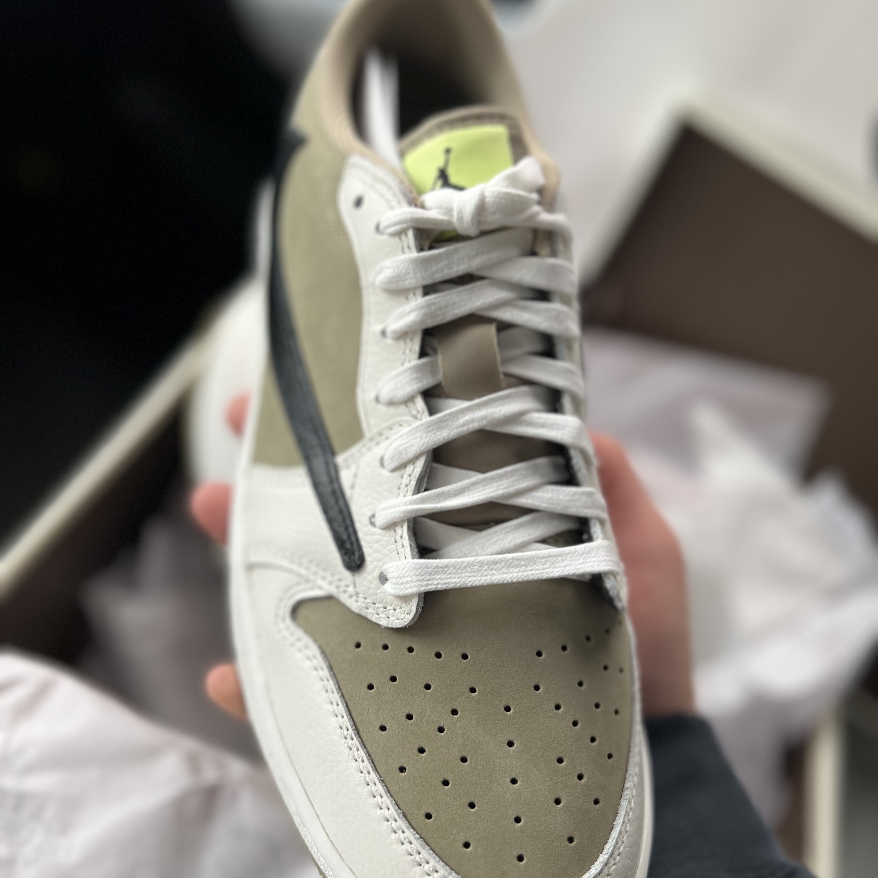 Jordan 1 x Travis Scott Retro Low Golf NRG Neutral Olive 착용 스타일 - 7