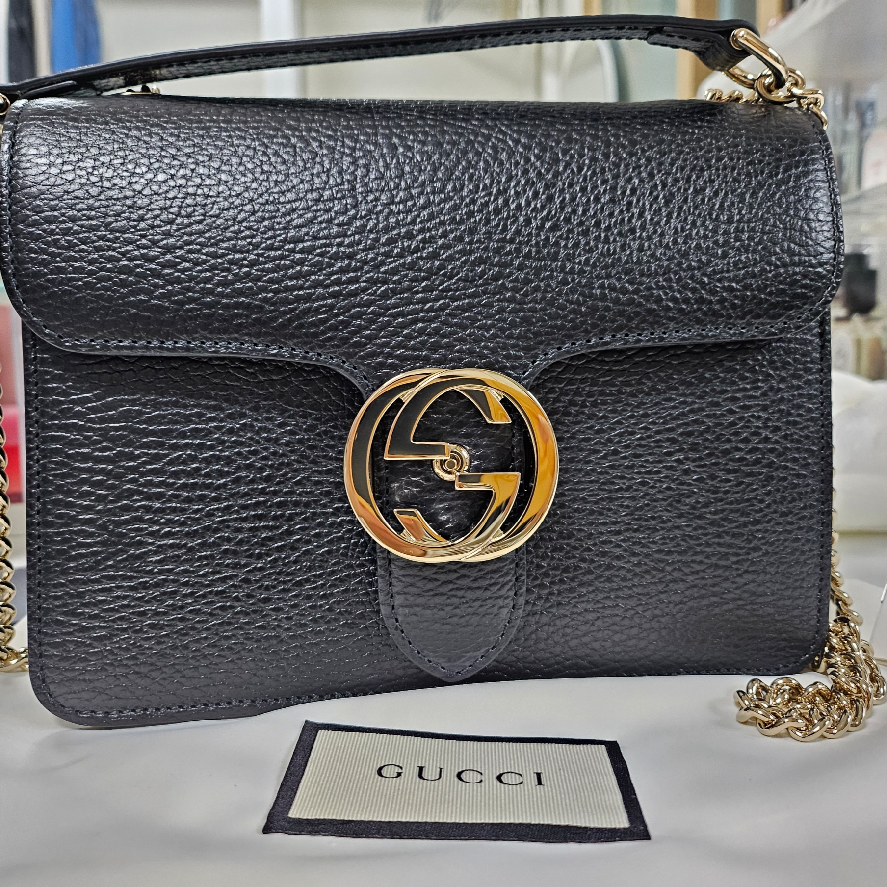 Gucci GG Interlocking Chain Shoulder Bag Black 착용 스타일 - 1