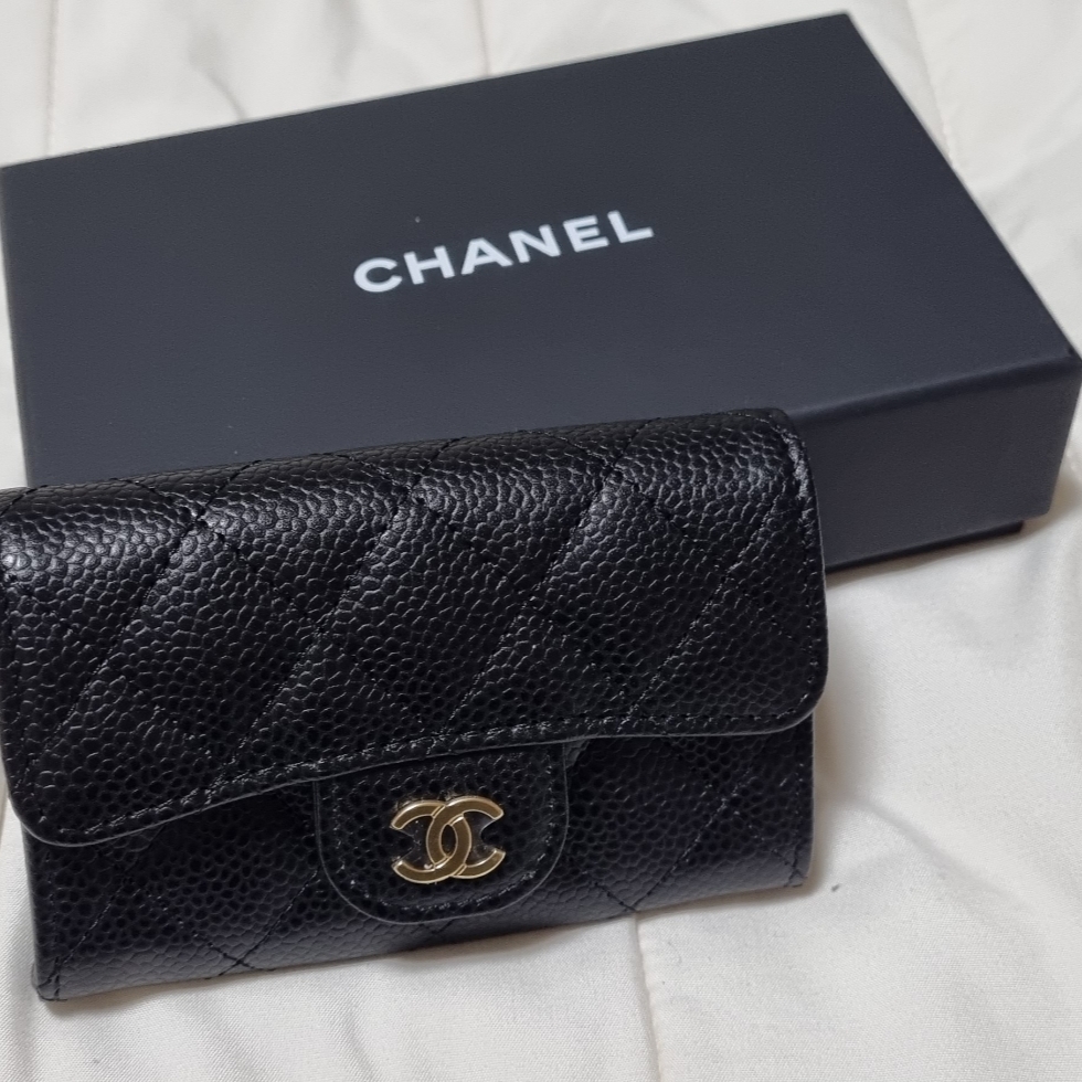 Chanel Classic Card Holder Grained Calfskin & Gold Black 착용 스타일 - 2