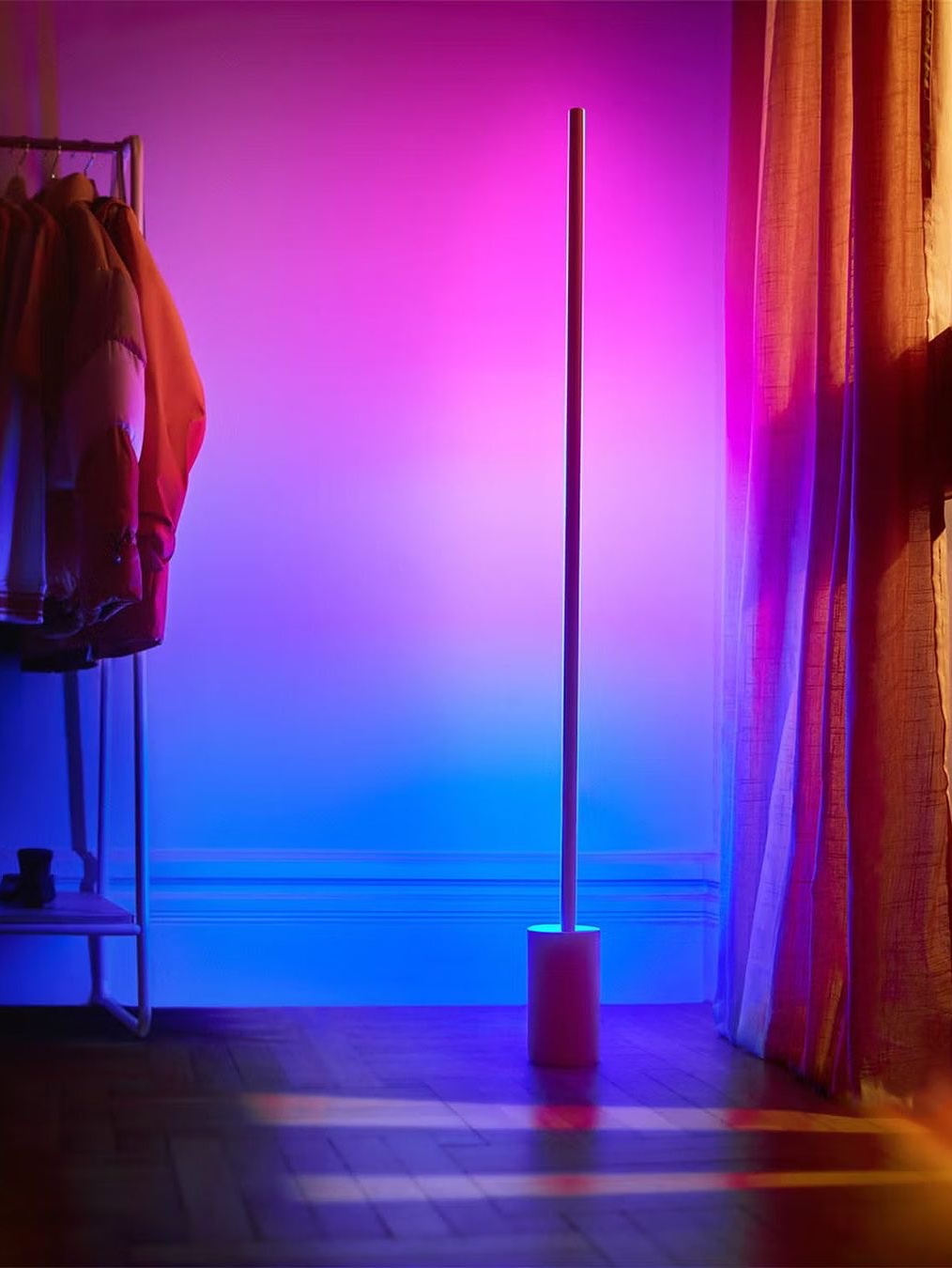 Philips Hue Gradient Signe floor 착용 스타일