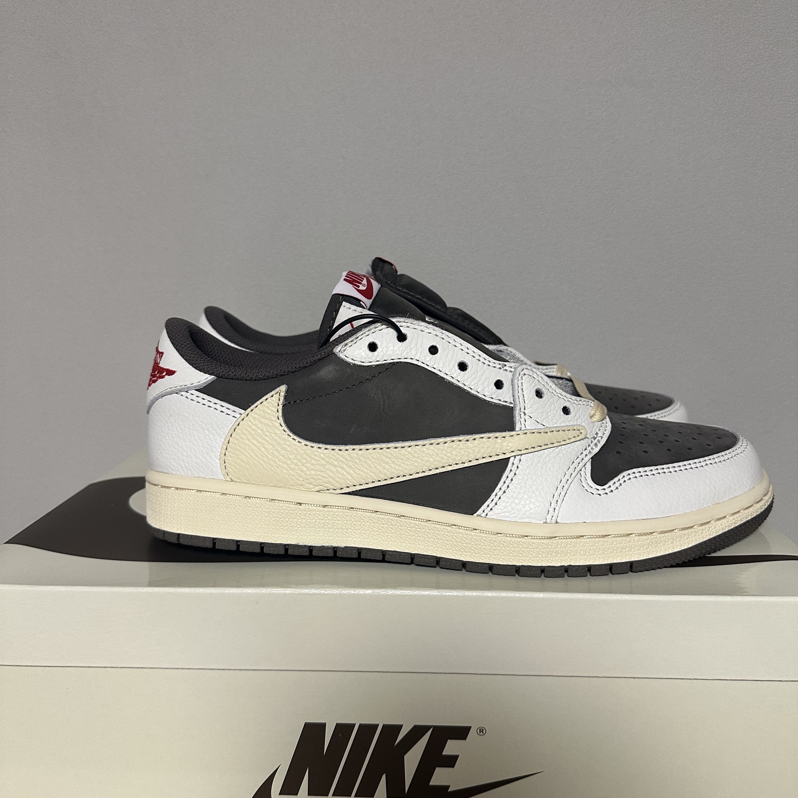 Jordan 1 x Travis Scott Retro Low OG SP Sail and Ridgerock 착용 스타일