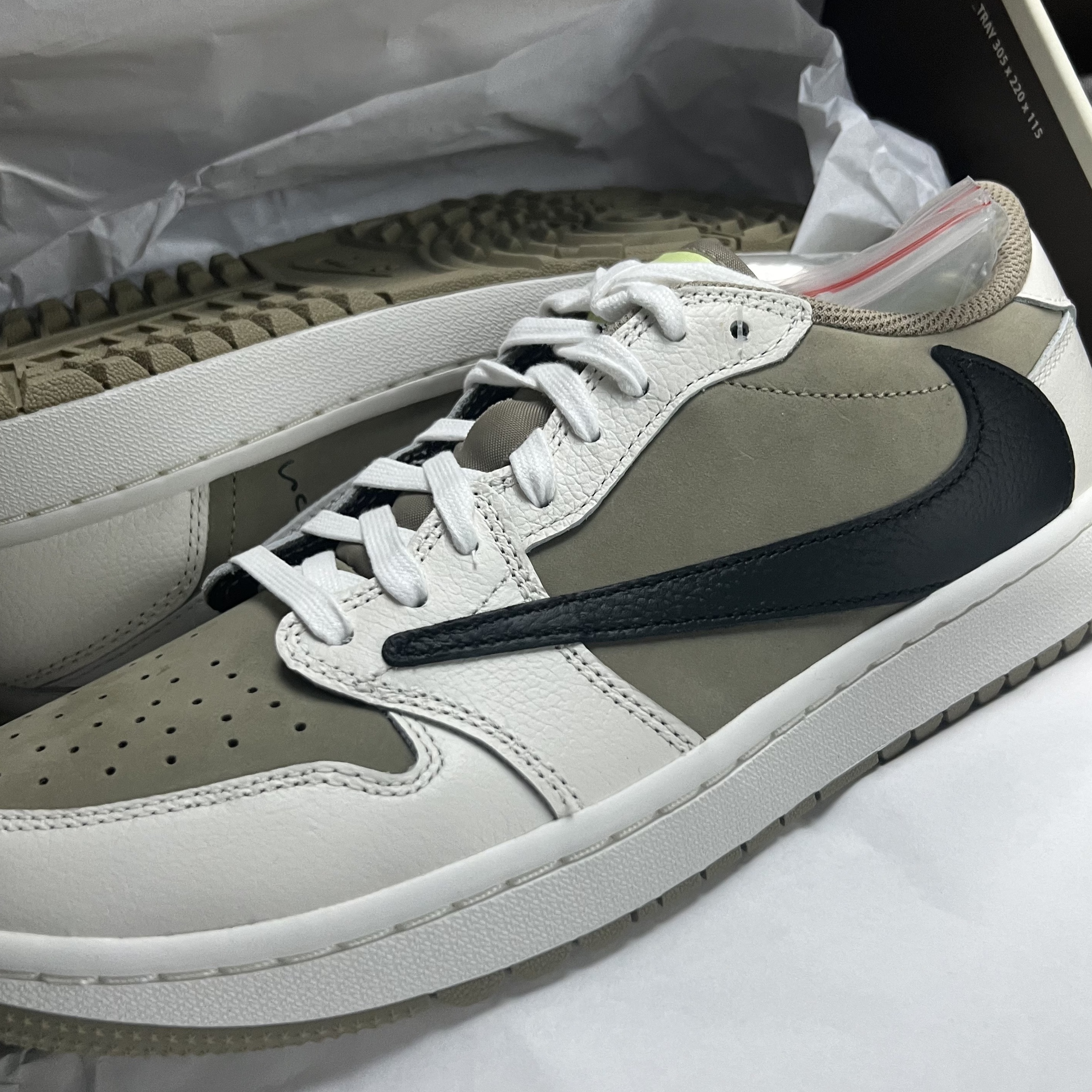 Jordan 1 x Travis Scott Retro Low Golf NRG Neutral Olive 착용 스타일