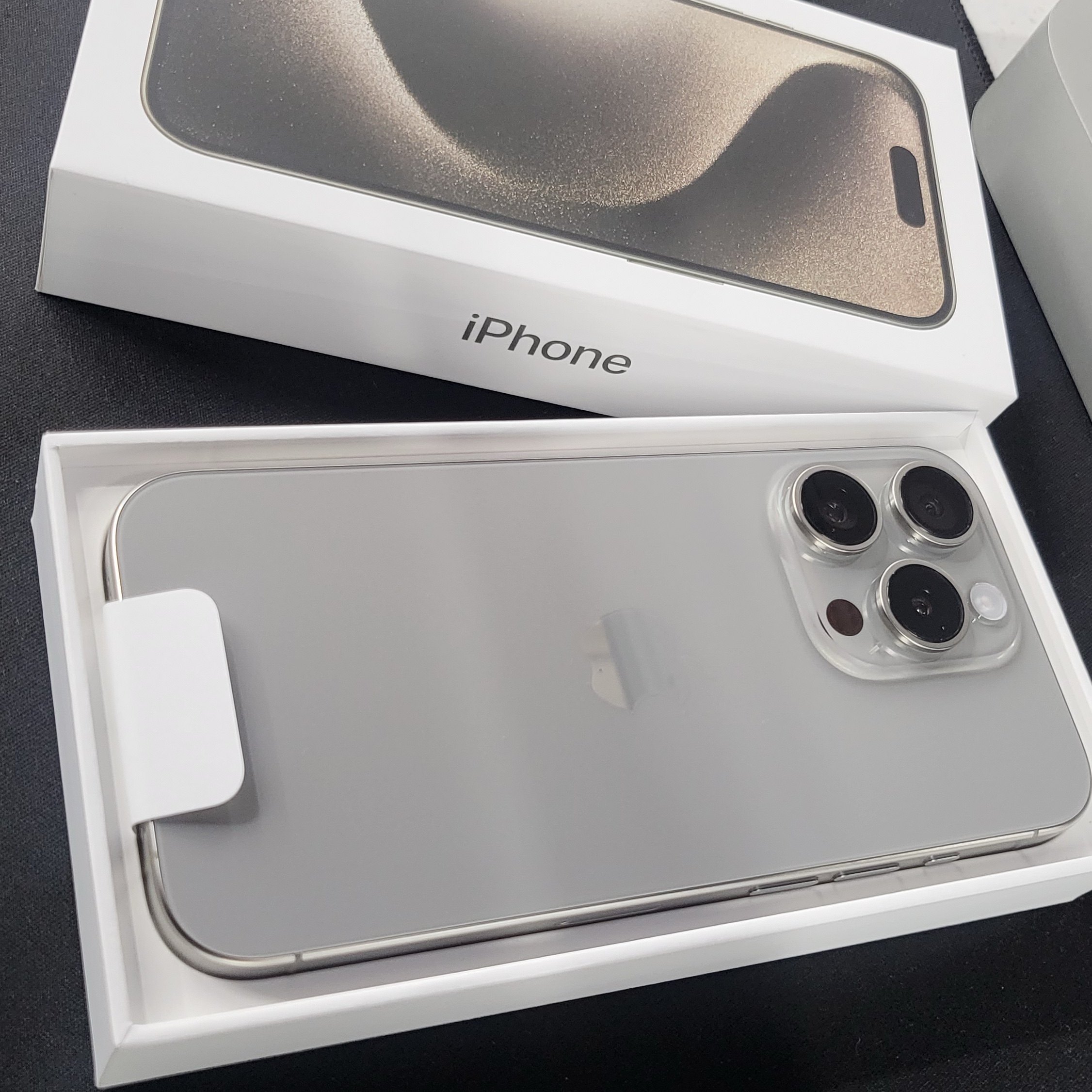 Apple iPhone 15 Pro 256GB Natural Titanium (Korean Ver.) 착용 스타일