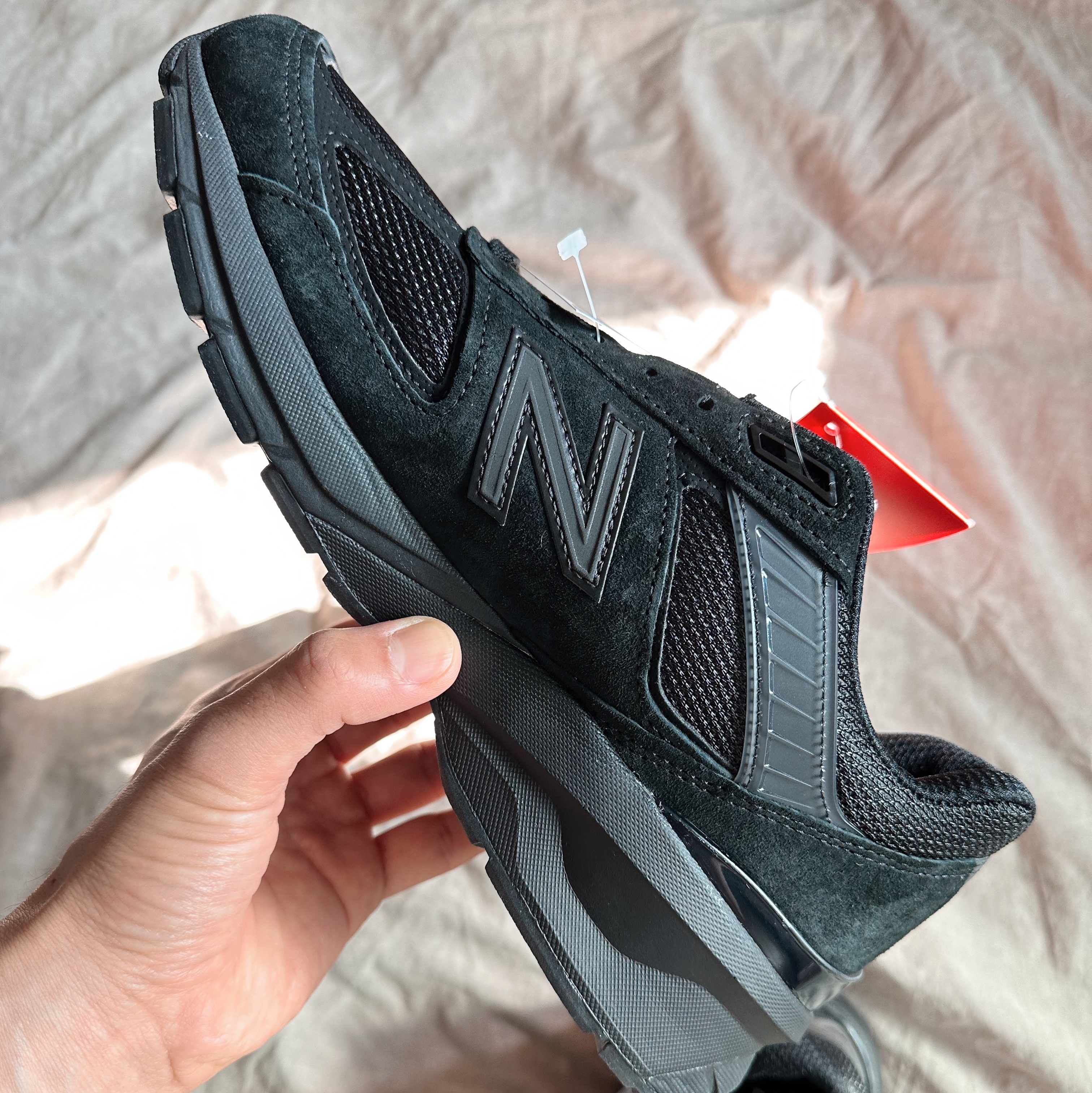 New Balance 990v5 Made in USA Triple Black - D Standard 착용 스타일 - 4