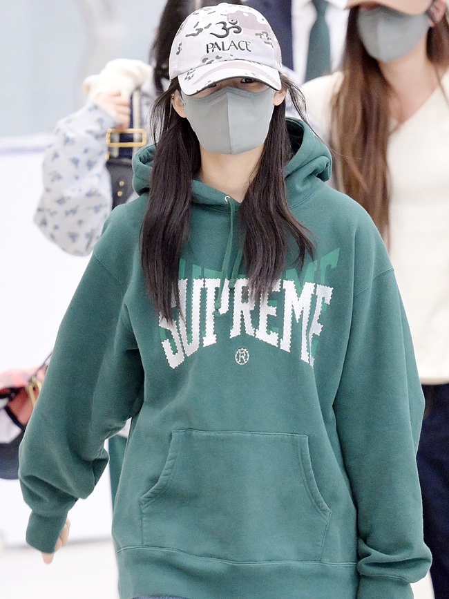 Supreme Rhinestone Shadow Hooded Sweatshirt Dark Green - 22FW, Palace OM 6-Panel Grey Camo - 23SS 착용 스타일