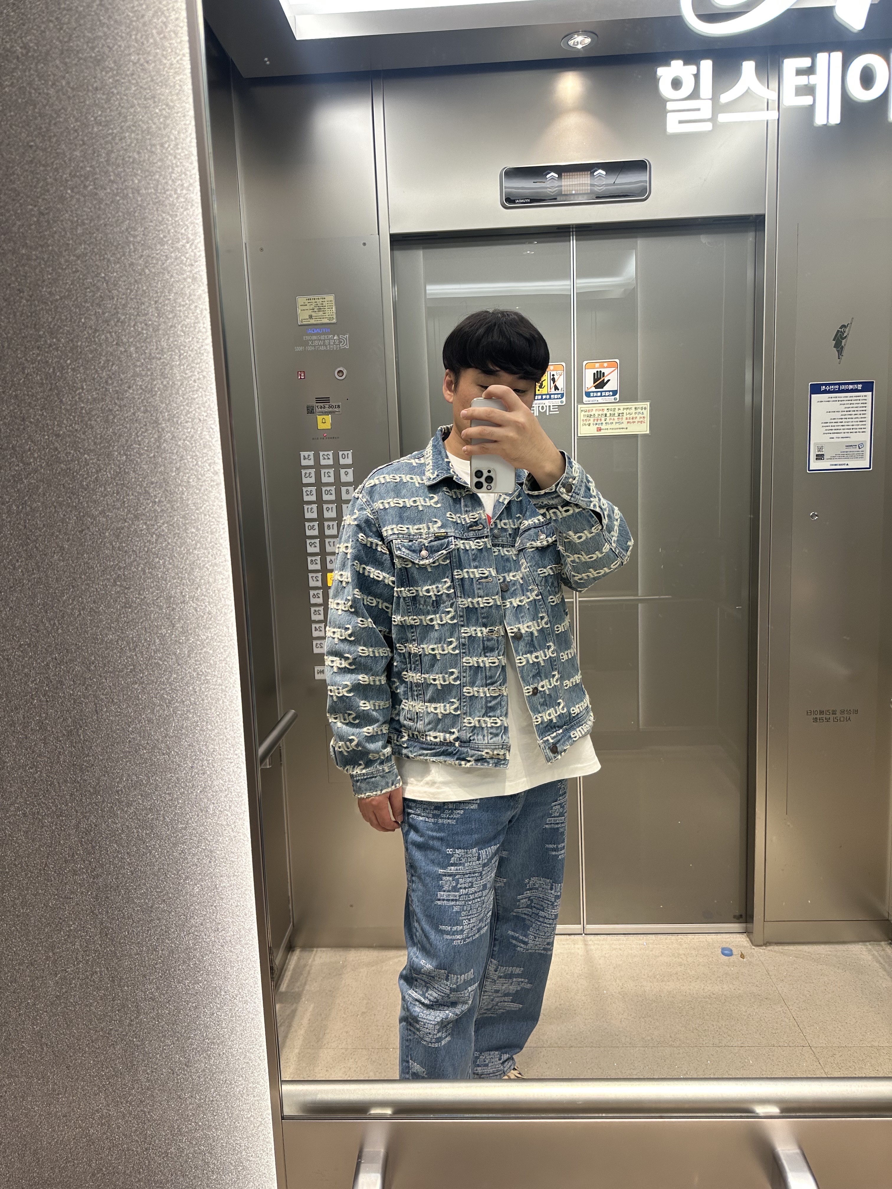 Supreme Frayed Logos Denim Trucker Jacket Blue - 21SS, Supreme Trademark Jacquard Baggy Jean Washed Blue - 23SS 착용 스타일