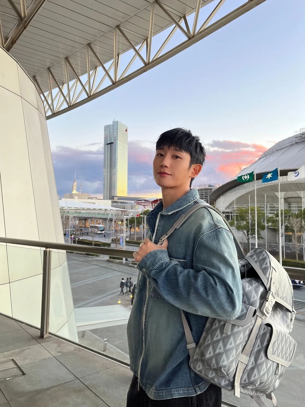 Dior Hit The Road Backpack Dior Gray CD Diamond Canvas, Dior x Birkenstock Tokio Mule Felted Wool Embroidered with Flowers and Nubuck Calfskin Grey 착용 스타일 - 2