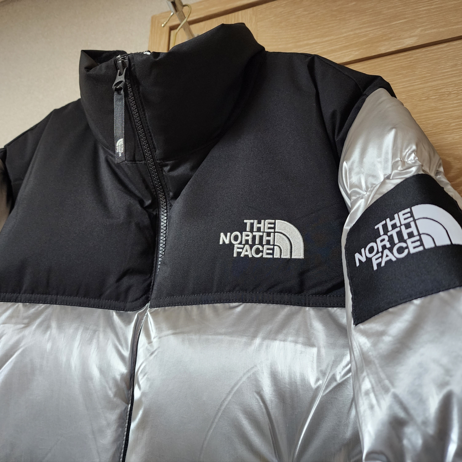 (W) The North Face White Label Novelty Nuptse Down Jacket Silver 착용 스타일 - 2