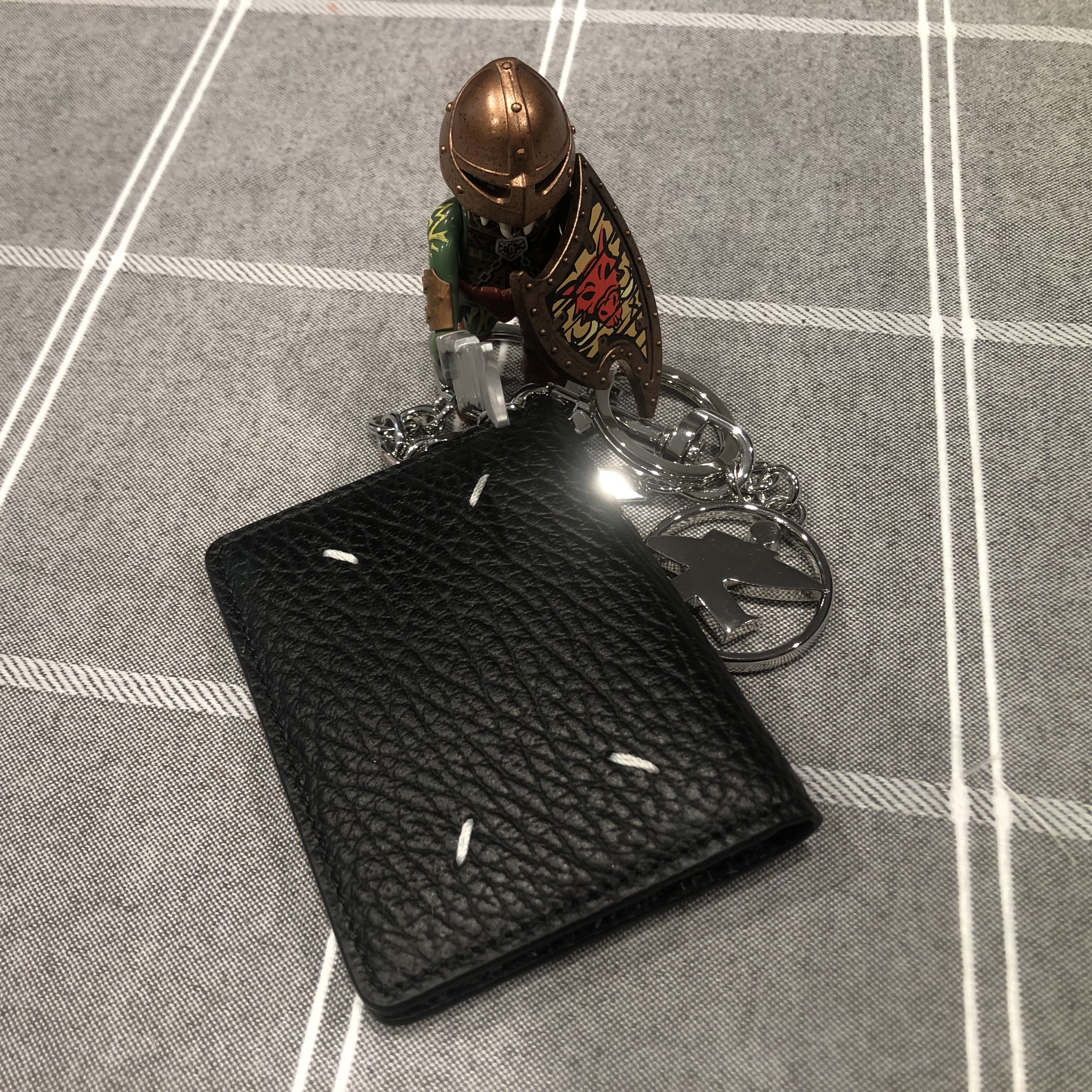 Maison Margiela Keyring Wallet Black, Stussy Surfman Keychain Silver 착용 스타일