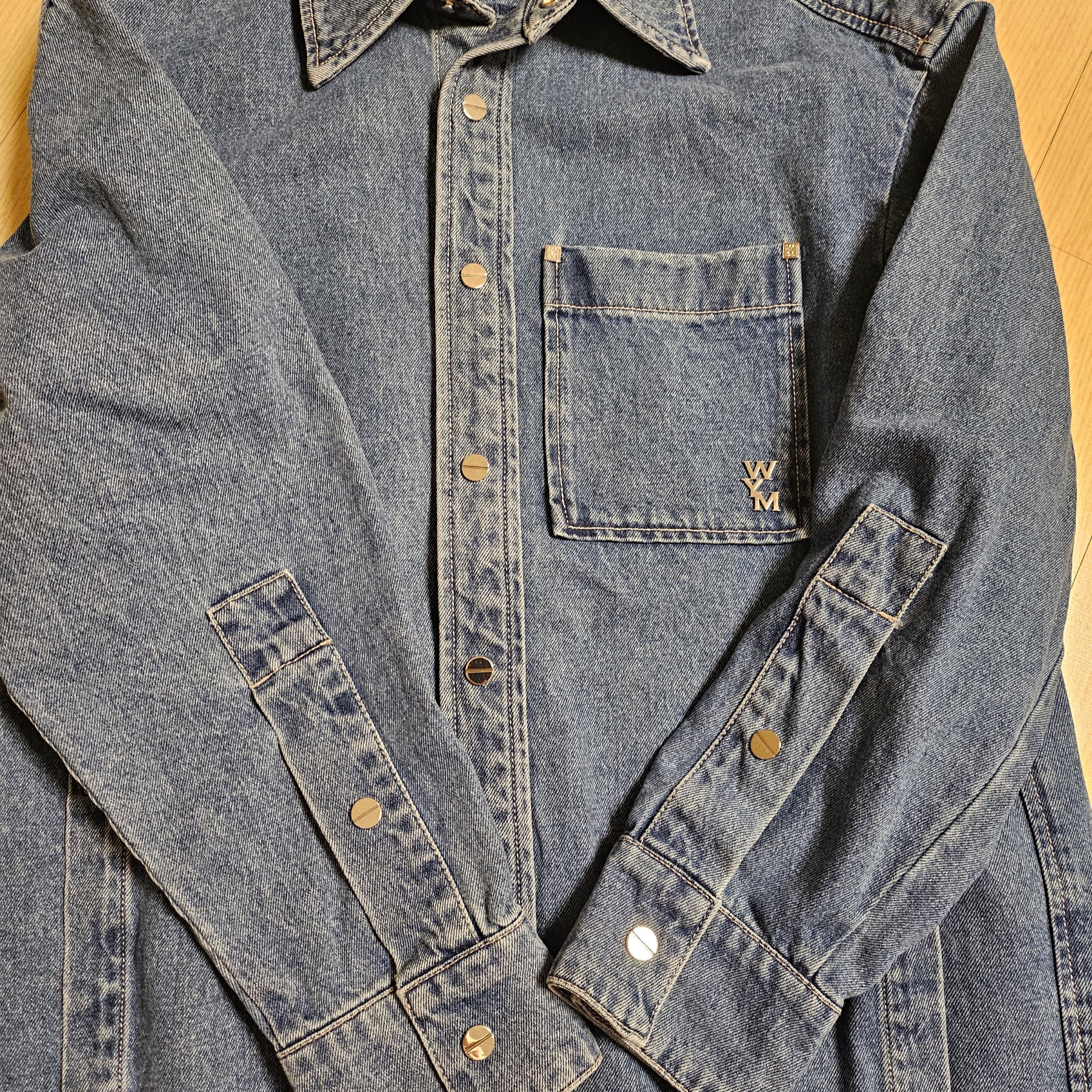 (W) Wooyoungmi Denim Back Logo Shirt Blue - 23FW 착용 스타일 - 2