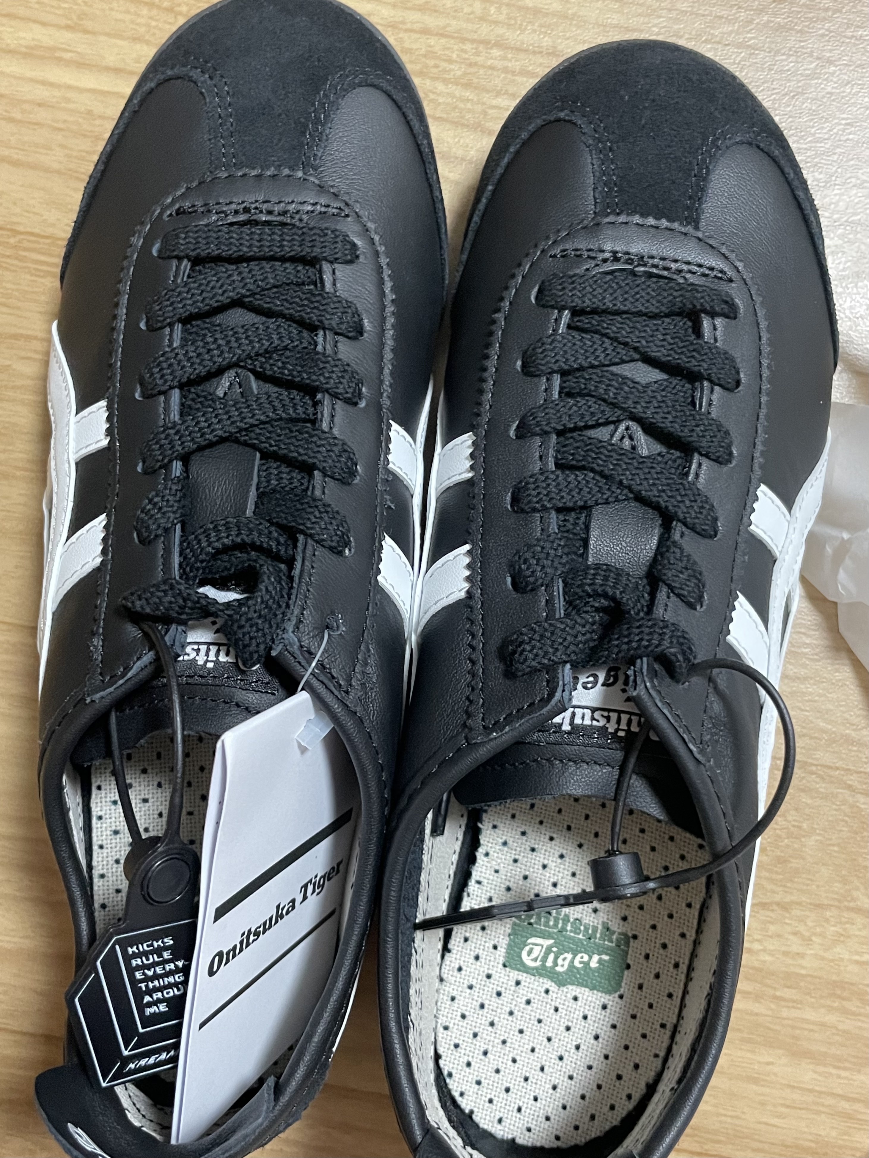Onitsuka Tiger Mexico 66 Black White 착용 스타일 - 1
