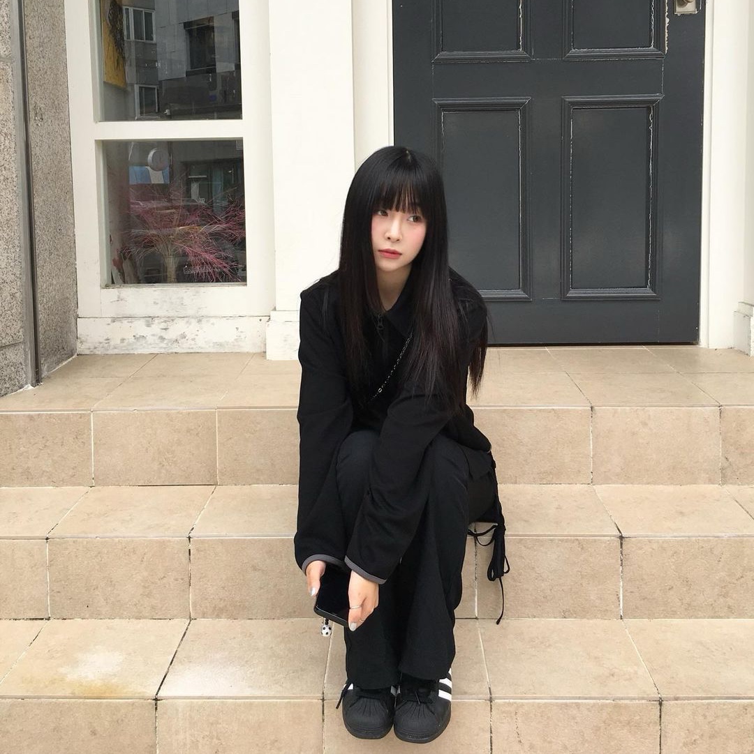 Art of Field Half Neck Cropped T-Shirt Black 착용 스타일 - 2