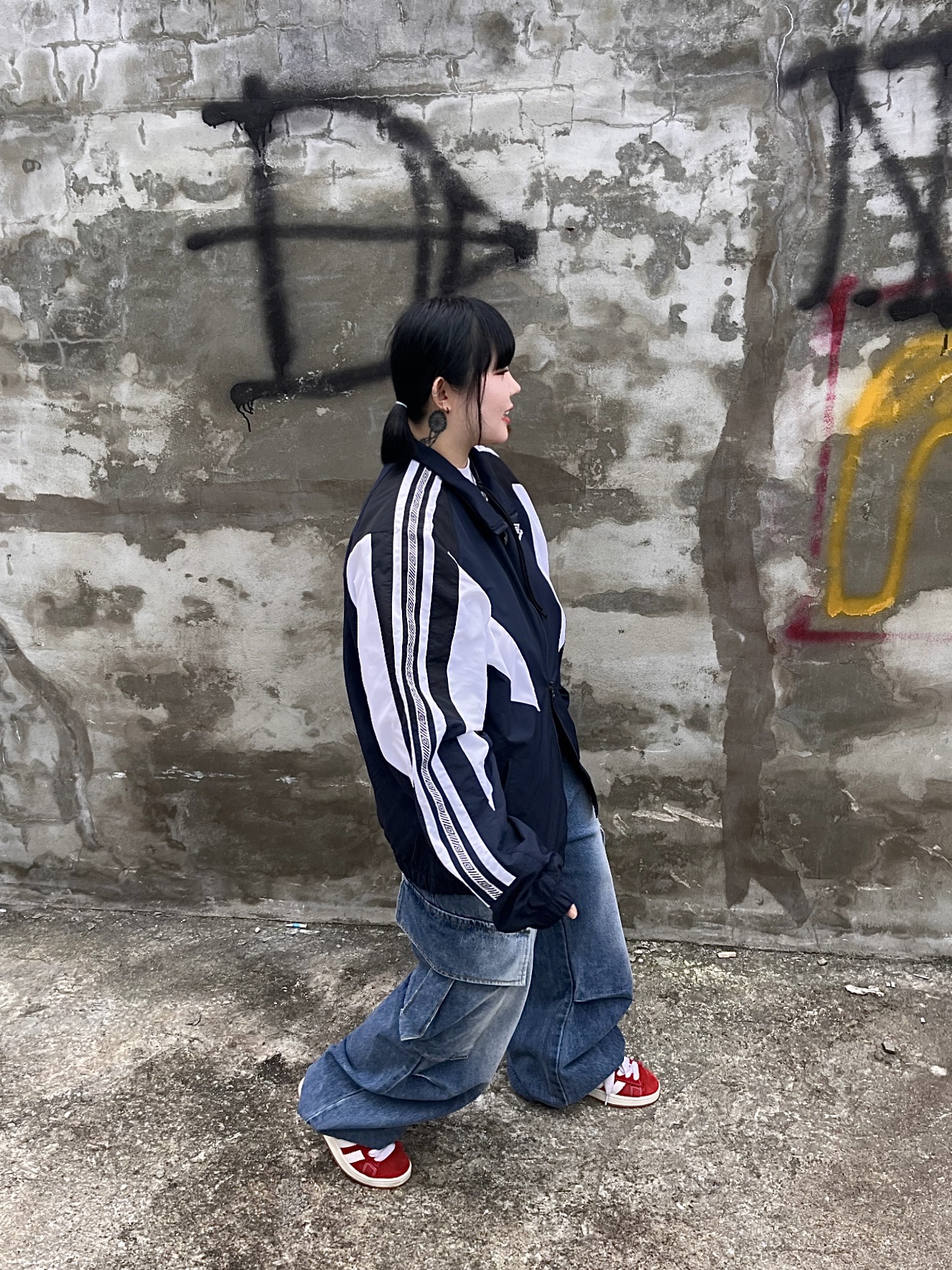 Adidas Campus 00s Better Scarlet Cloud White, Apple AirPods Max Lightning Green (Korean Ver.) 착용 스타일 - 3
